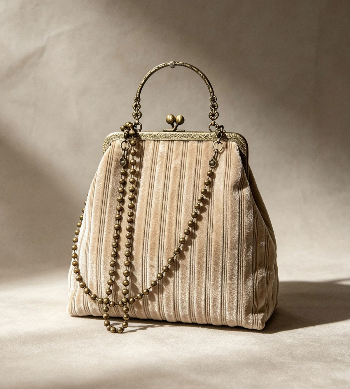Borsa "Victorian Bag" con Dettagli in Velluto e Tracolla