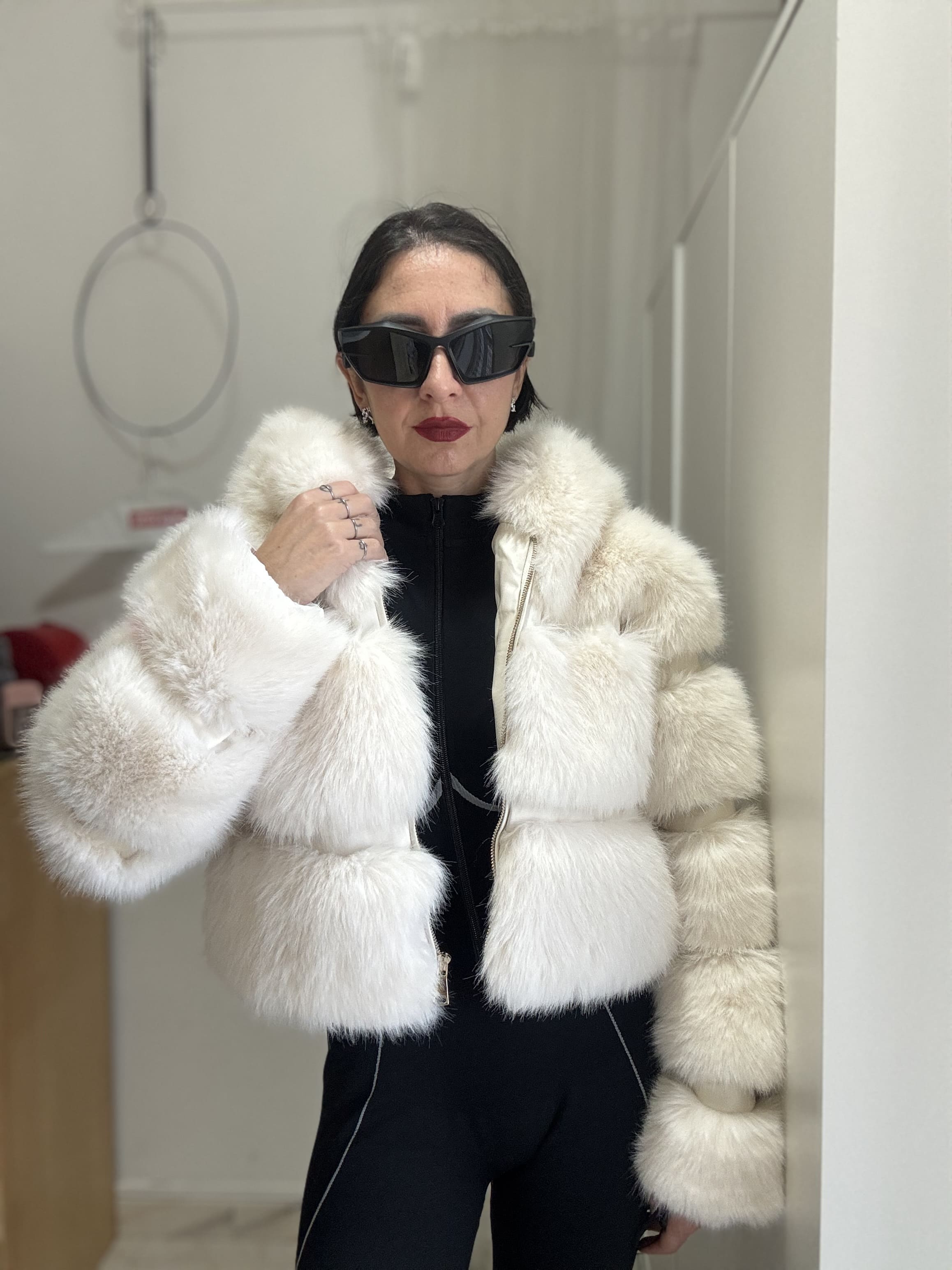 Ecofur cropped con cappuccio e dettagli in similpelle – Marrone, bianca o nera – Taglia unica fino a M