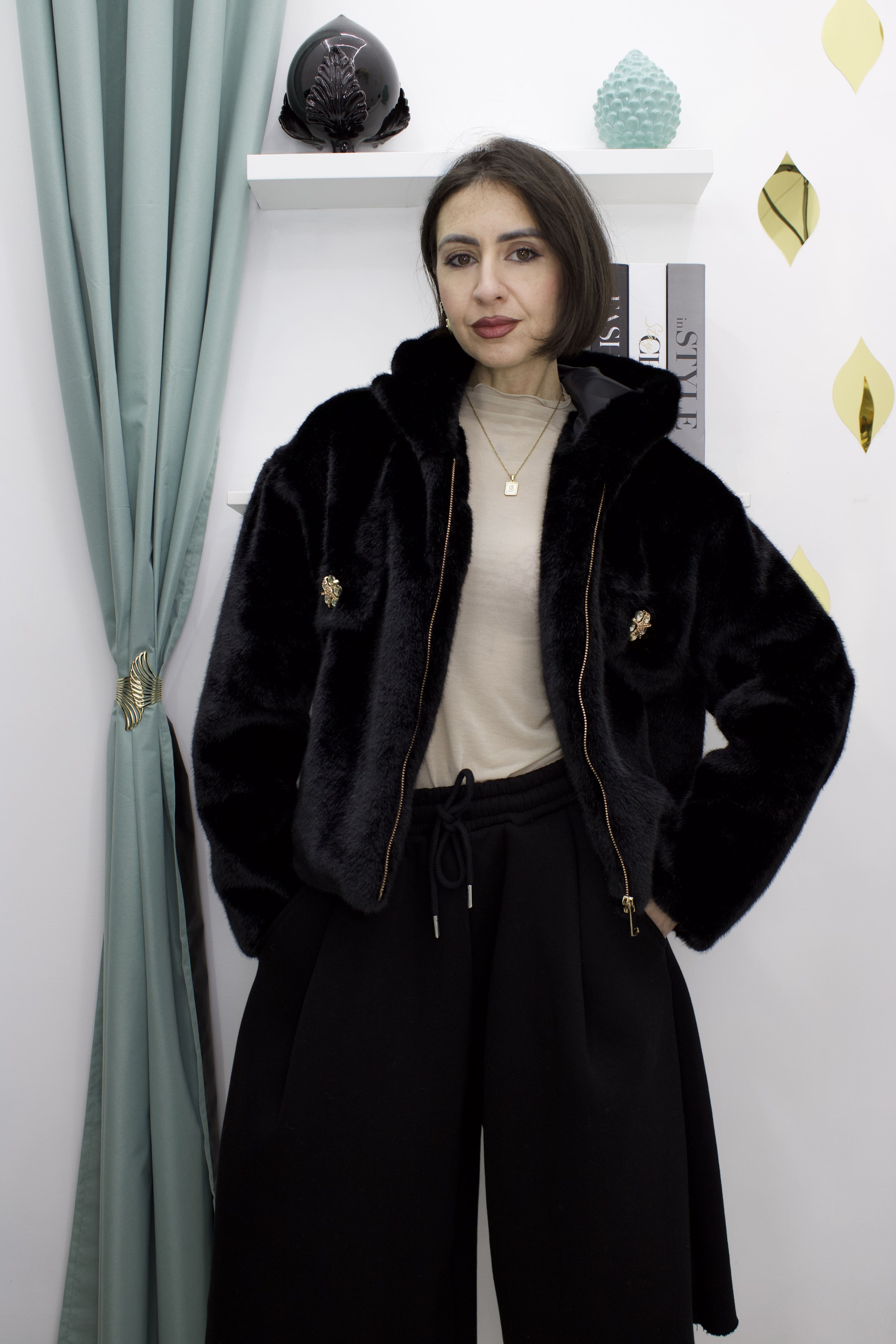 Ecofur corta donna con cappuccio e applicazioni in strass