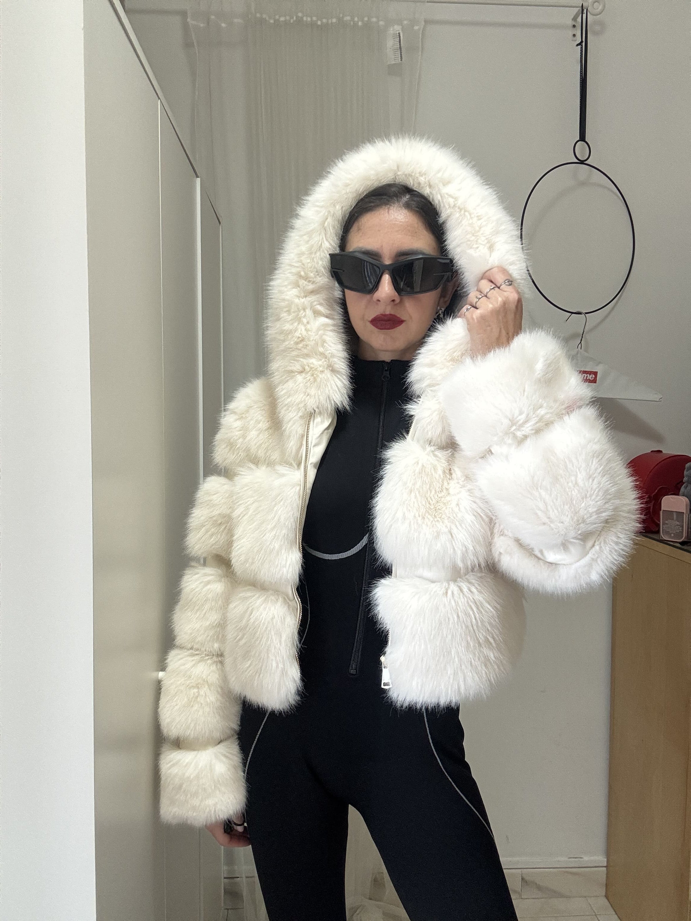 Ecofur cropped con cappuccio e dettagli in similpelle – Marrone, bianca o nera – Taglia unica fino a M