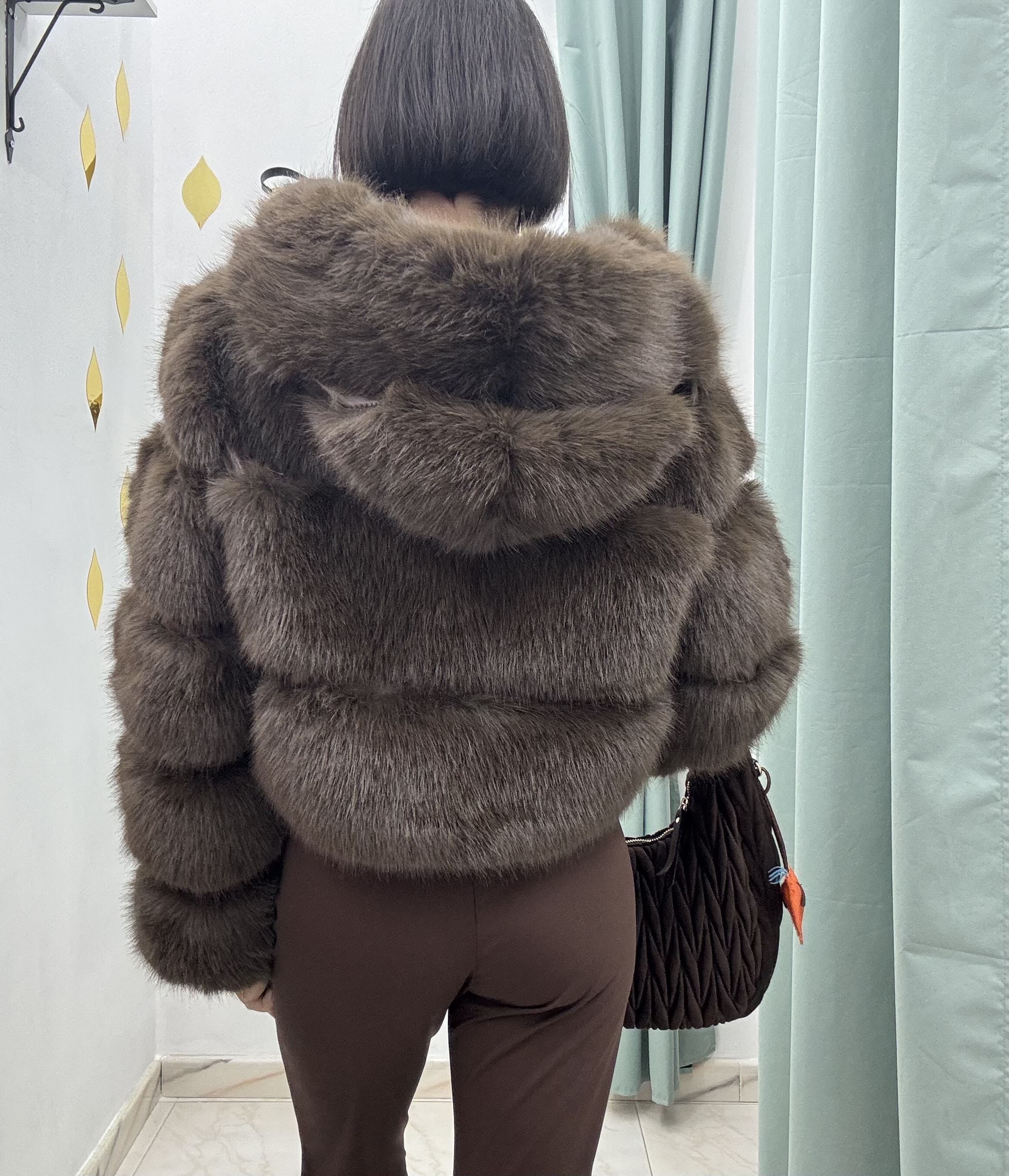 Ecofur cropped con cappuccio e dettagli in similpelle – Marrone, bianca o nera – Taglia unica fino a M