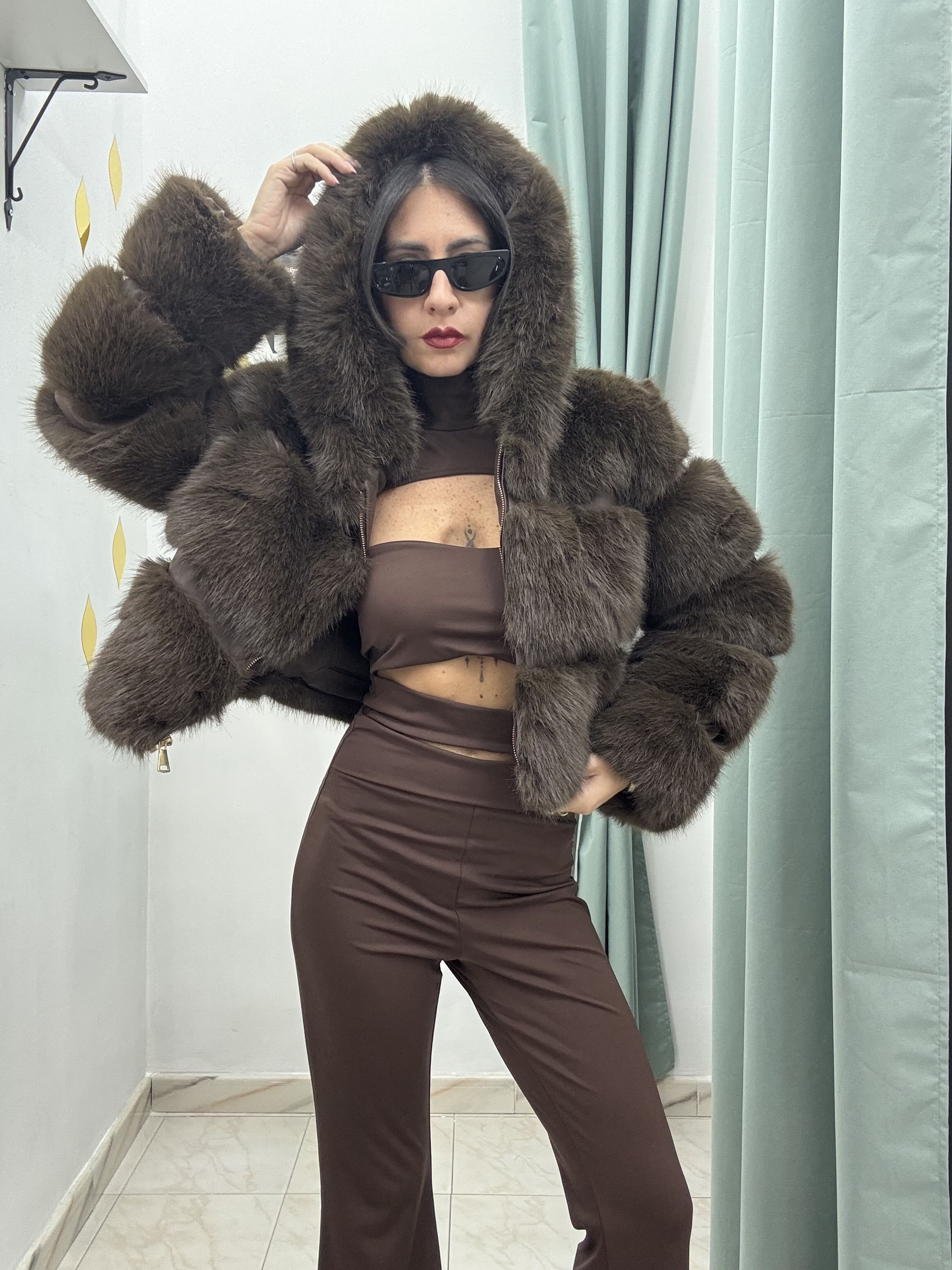 Ecofur cropped con cappuccio e dettagli in similpelle – Marrone, bianca o nera – Taglia unica fino a M