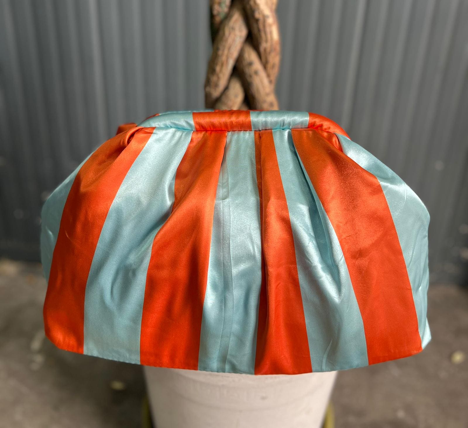 Borsa Clutch Donna in Tessuto Rasato con Tracolla a Catena