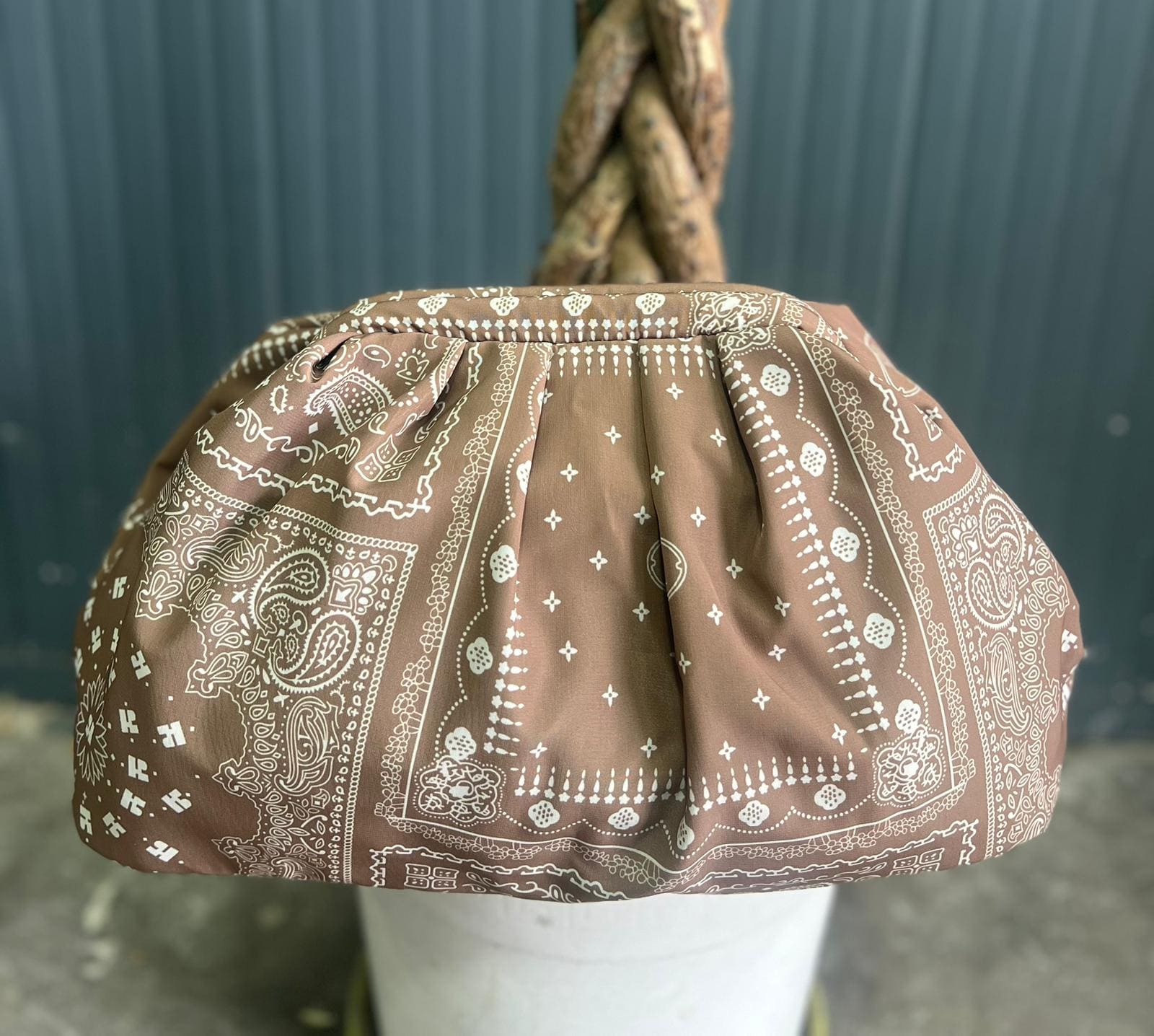 Borsa Clutch Donna in Tessuto Rasato con Tracolla a Catena