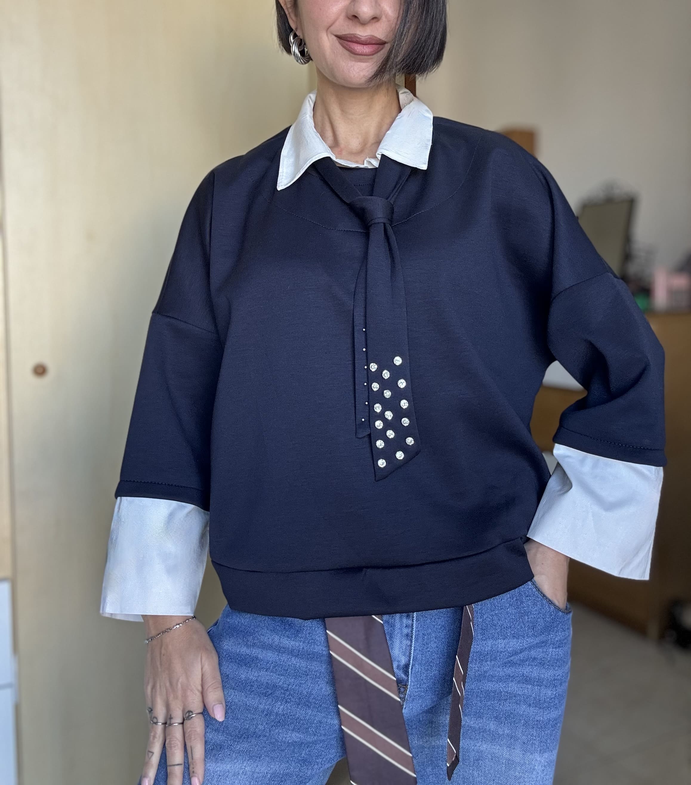 Felpa Donna con Colletto a Camicia e Cravatta Rimovibile con Strass – Vari Colori