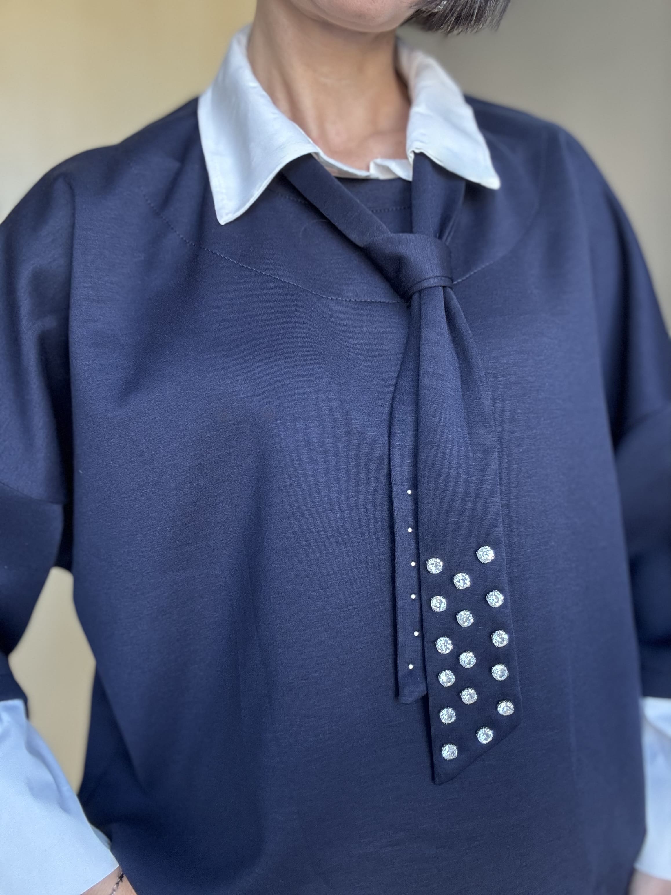 Felpa Donna con Colletto a Camicia e Cravatta Rimovibile con Strass – Vari Colori