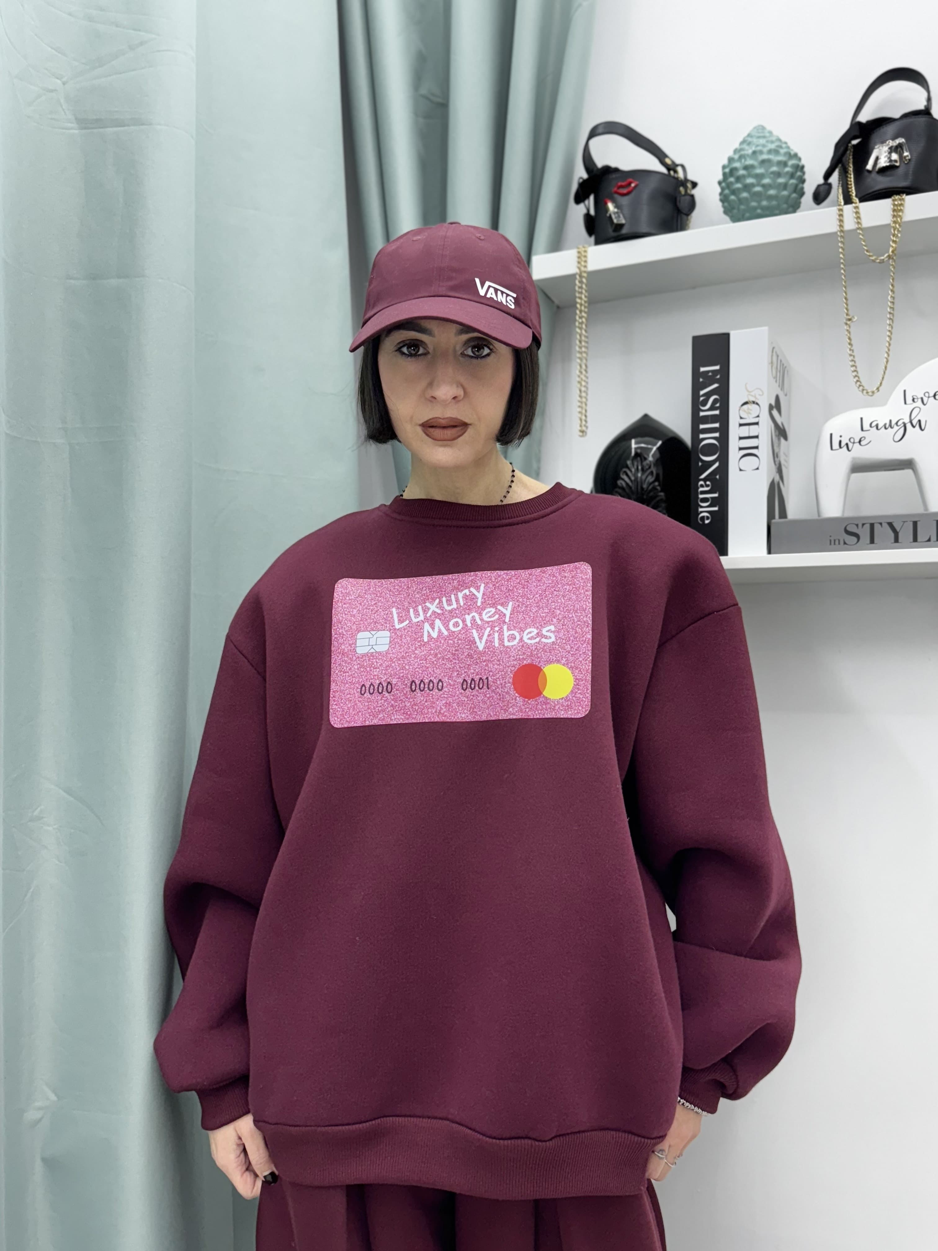 Felpa Oversize Just West con Stampa Credit Card, Spalline Imbottite e Interno Super Felpato – Taglia Unica XS-XL