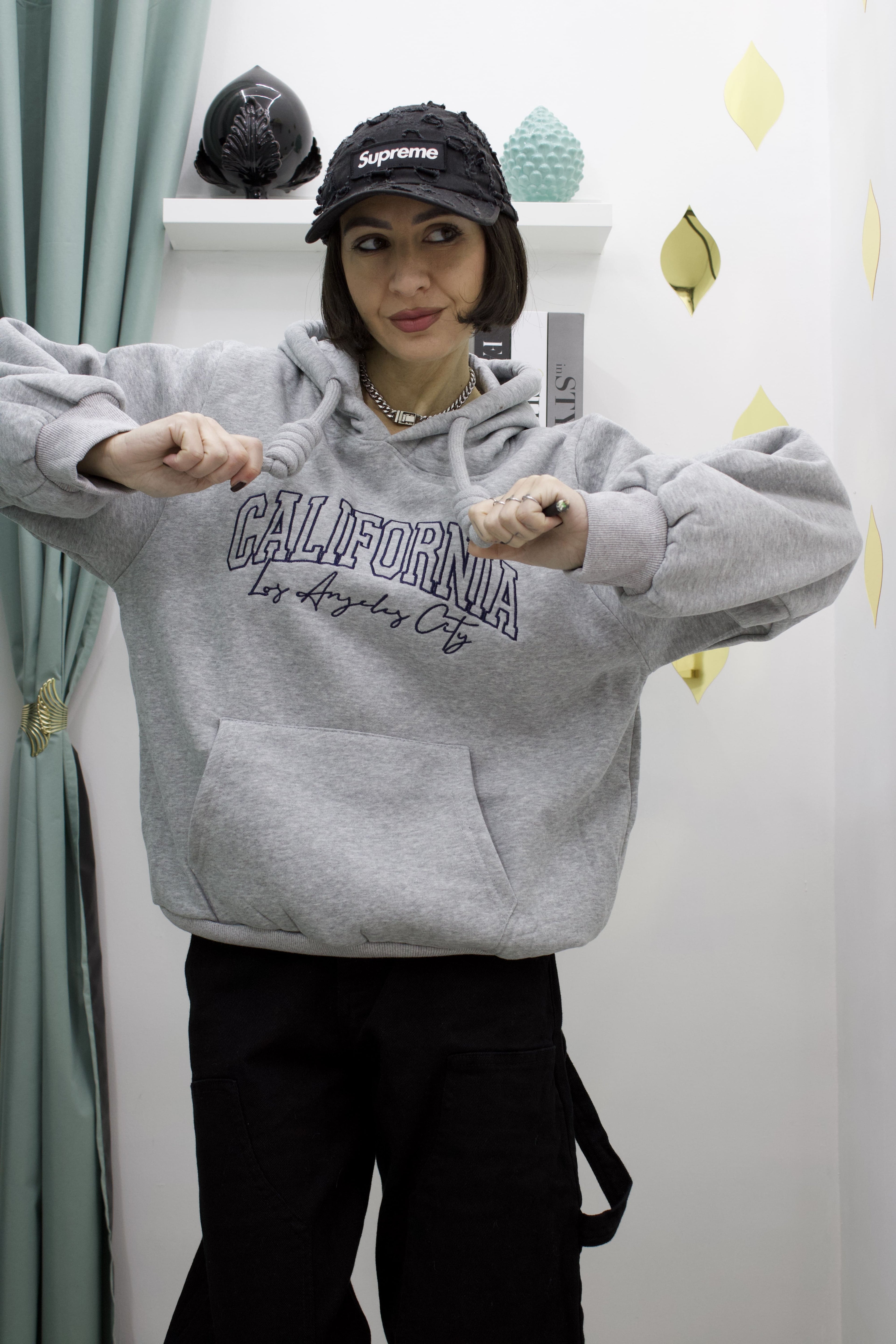 Felpa con cappuccio ricamata California – comfort e stile senza tempo