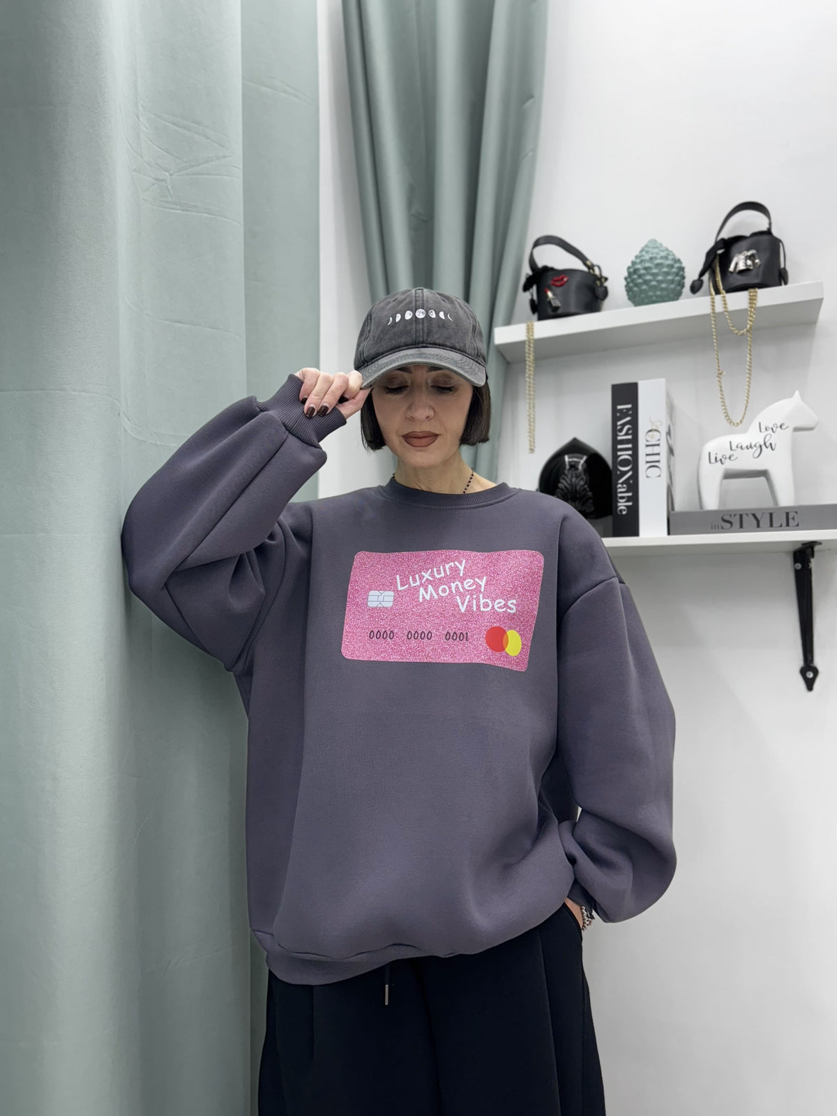 Felpa Oversize Just West con Stampa Credit Card, Spalline Imbottite e Interno Super Felpato – Taglia Unica XS-XL