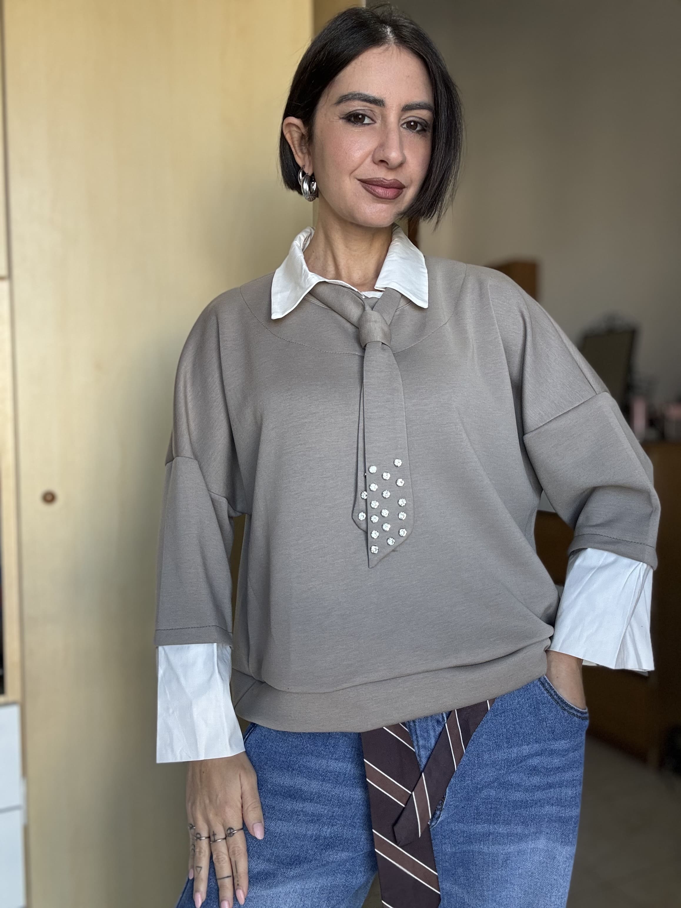 Felpa Donna con Colletto a Camicia e Cravatta Rimovibile con Strass – Vari Colori
