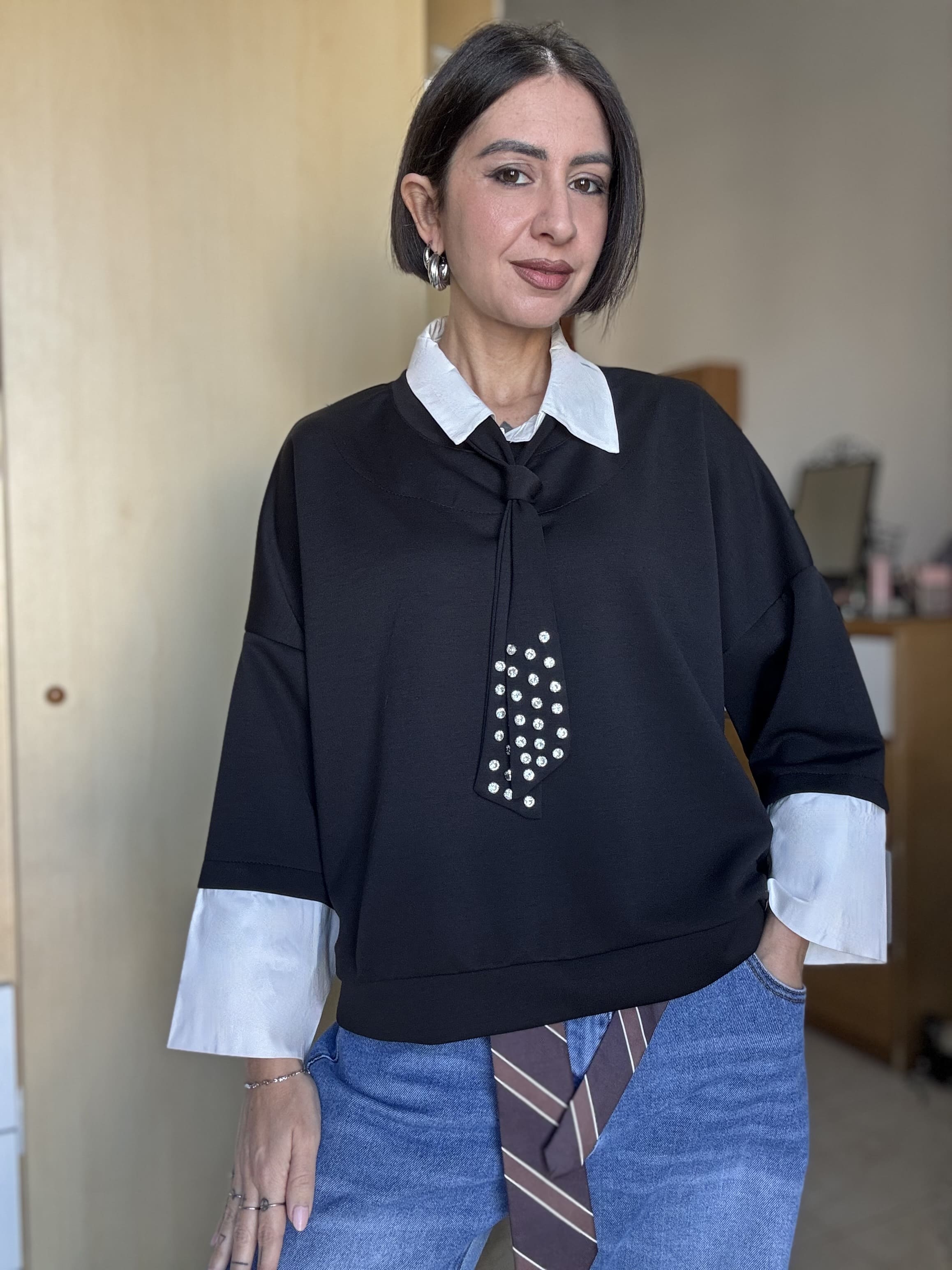 Felpa Donna con Colletto a Camicia e Cravatta Rimovibile con Strass – Vari Colori