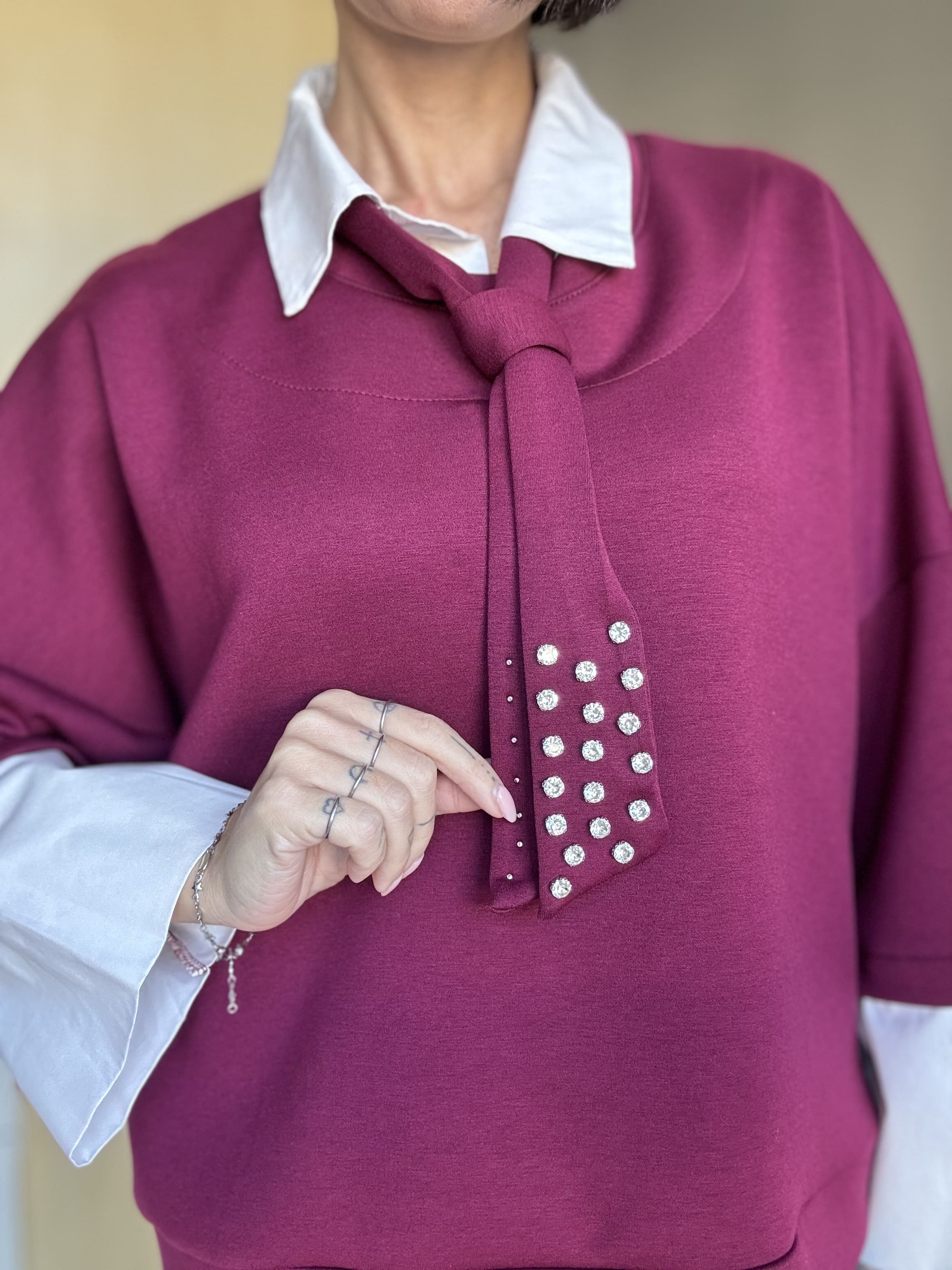 Felpa Donna con Colletto a Camicia e Cravatta Rimovibile con Strass – Vari Colori