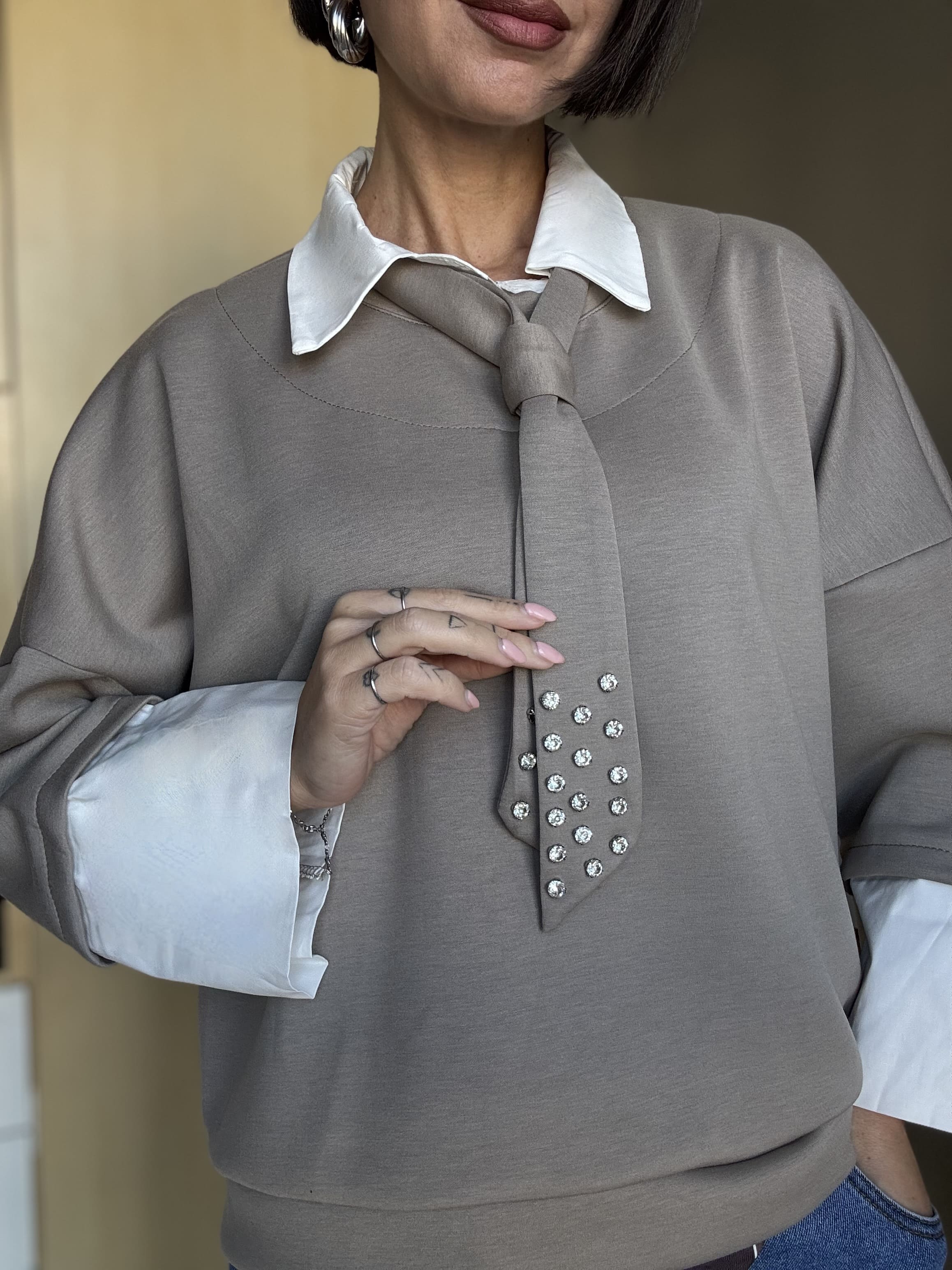 Felpa Donna con Colletto a Camicia e Cravatta Rimovibile con Strass – Vari Colori