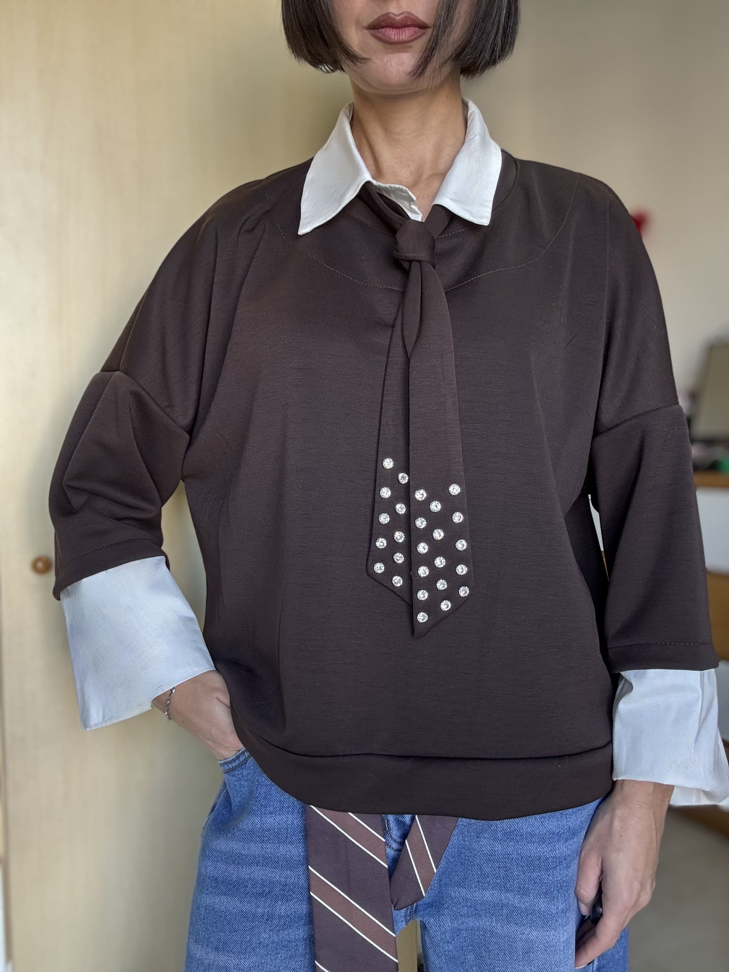 Felpa Donna con Colletto a Camicia e Cravatta Rimovibile con Strass – Vari Colori