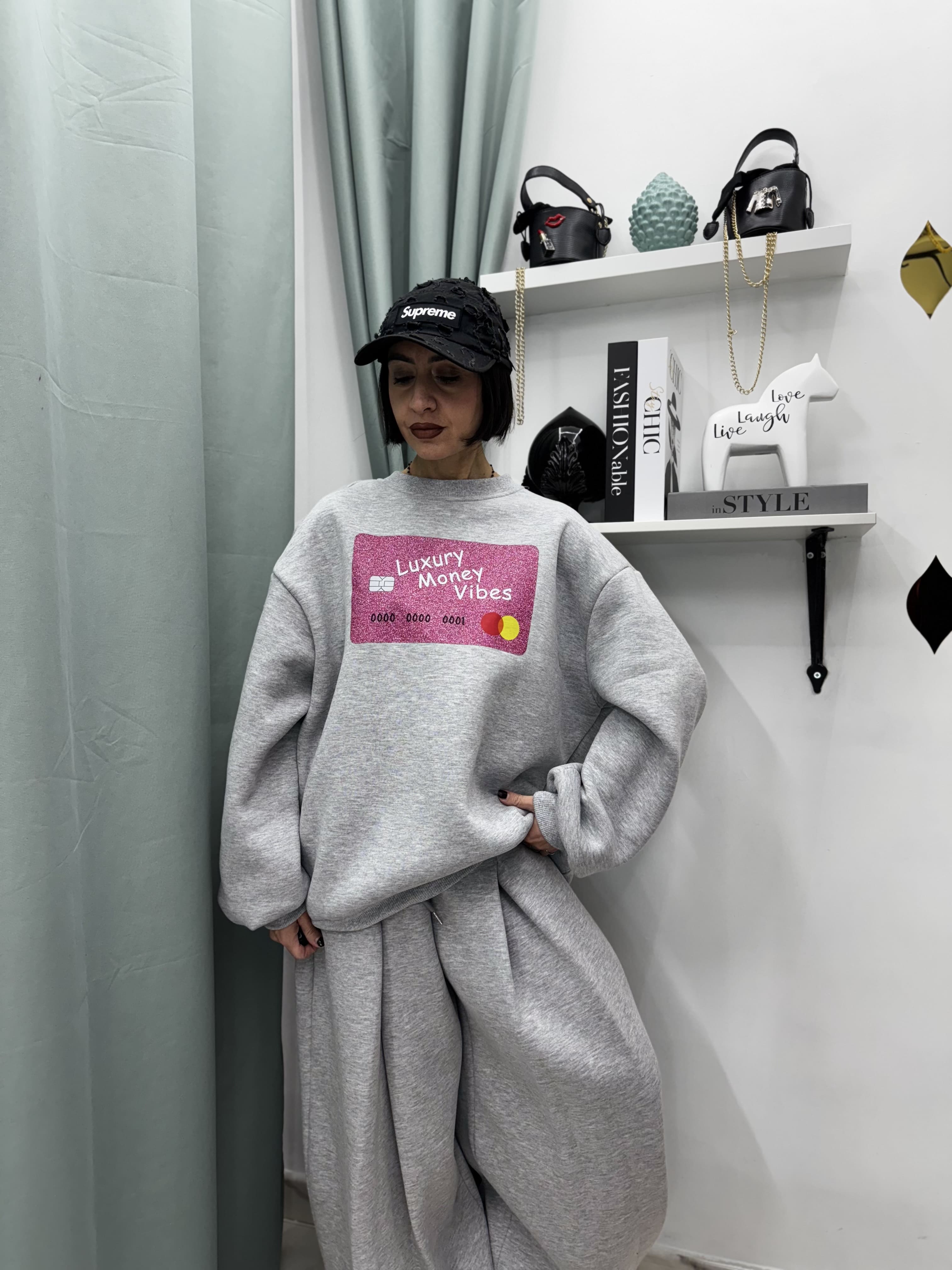 Felpa Oversize Just West con Stampa Credit Card, Spalline Imbottite e Interno Super Felpato – Taglia Unica XS-XL