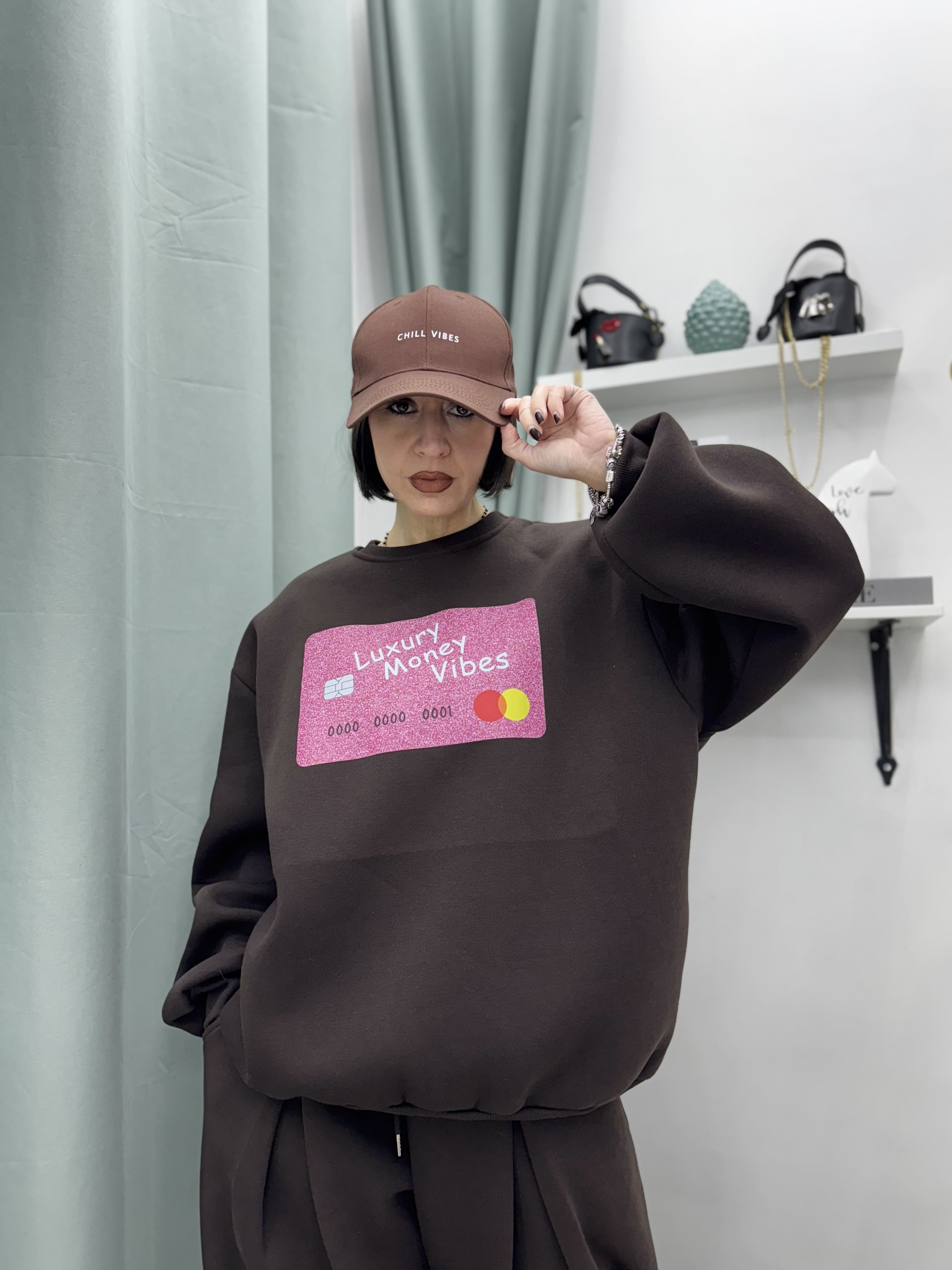 Felpa Oversize Just West con Stampa Credit Card, Spalline Imbottite e Interno Super Felpato – Taglia Unica XS-XL