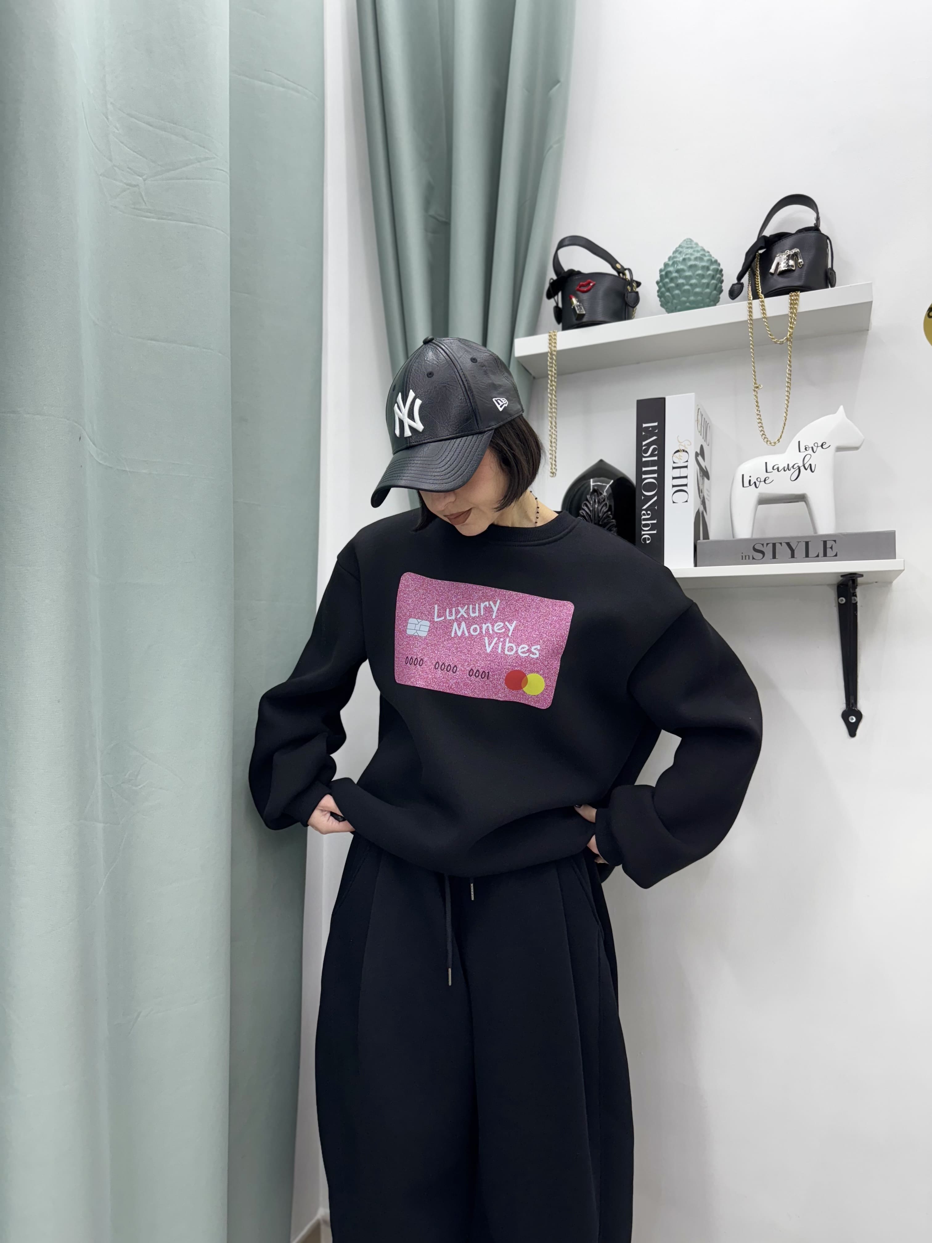 Felpa Oversize Just West con Stampa Credit Card, Spalline Imbottite e Interno Super Felpato – Taglia Unica XS-XL