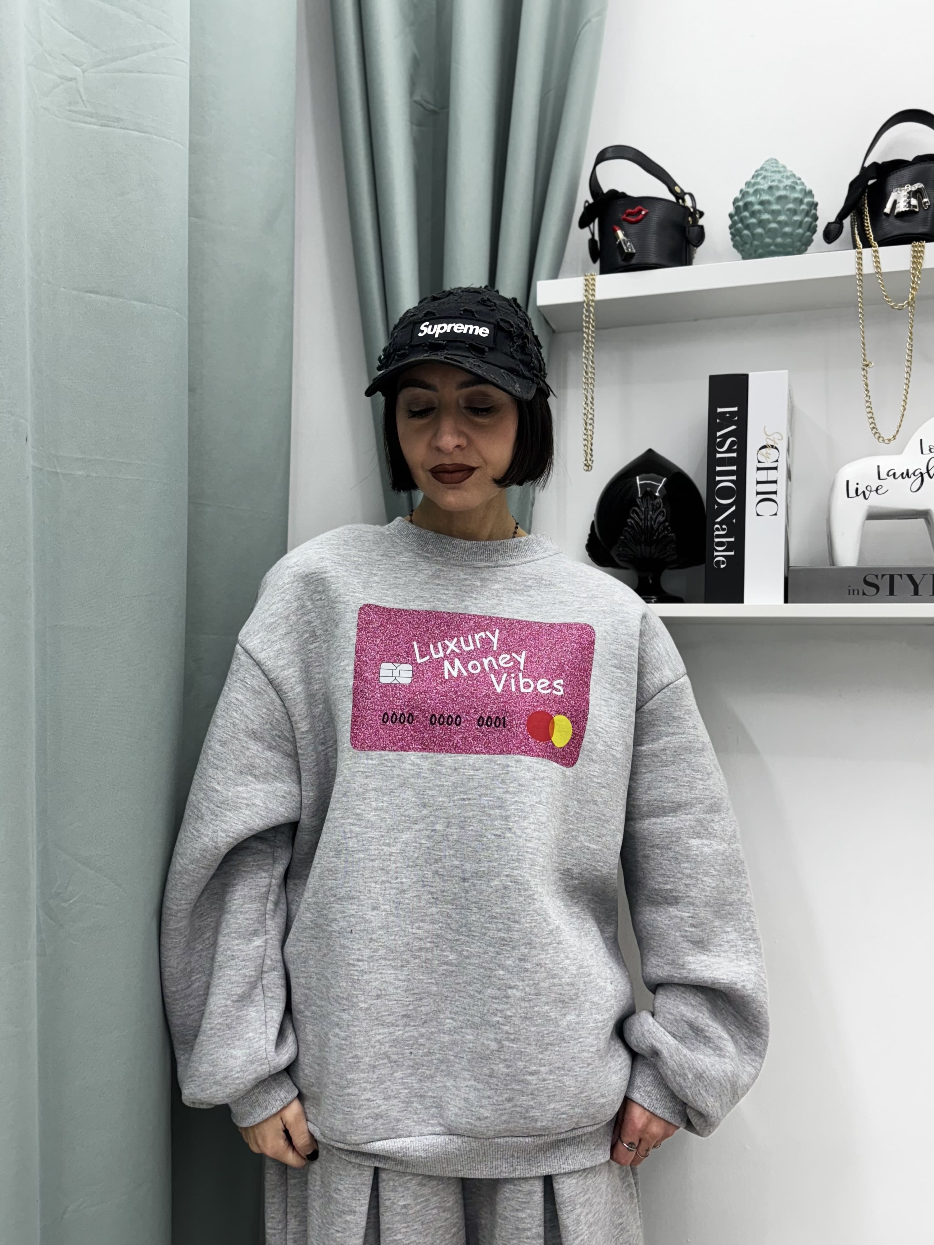 Felpa Oversize Just West con Stampa Credit Card, Spalline Imbottite e Interno Super Felpato – Taglia Unica XS-XL