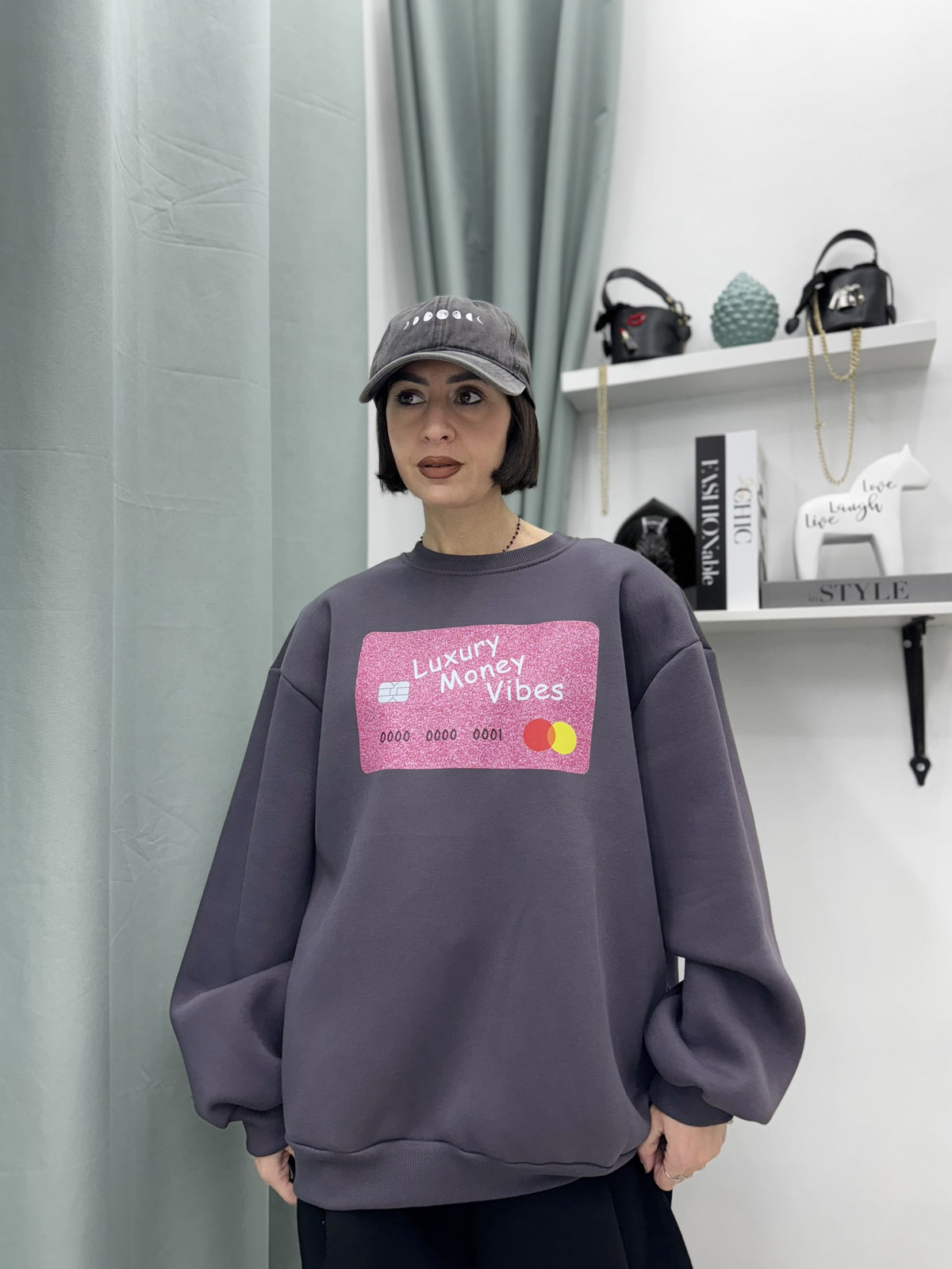 Felpa Oversize Just West con Stampa Credit Card, Spalline Imbottite e Interno Super Felpato – Taglia Unica XS-XL