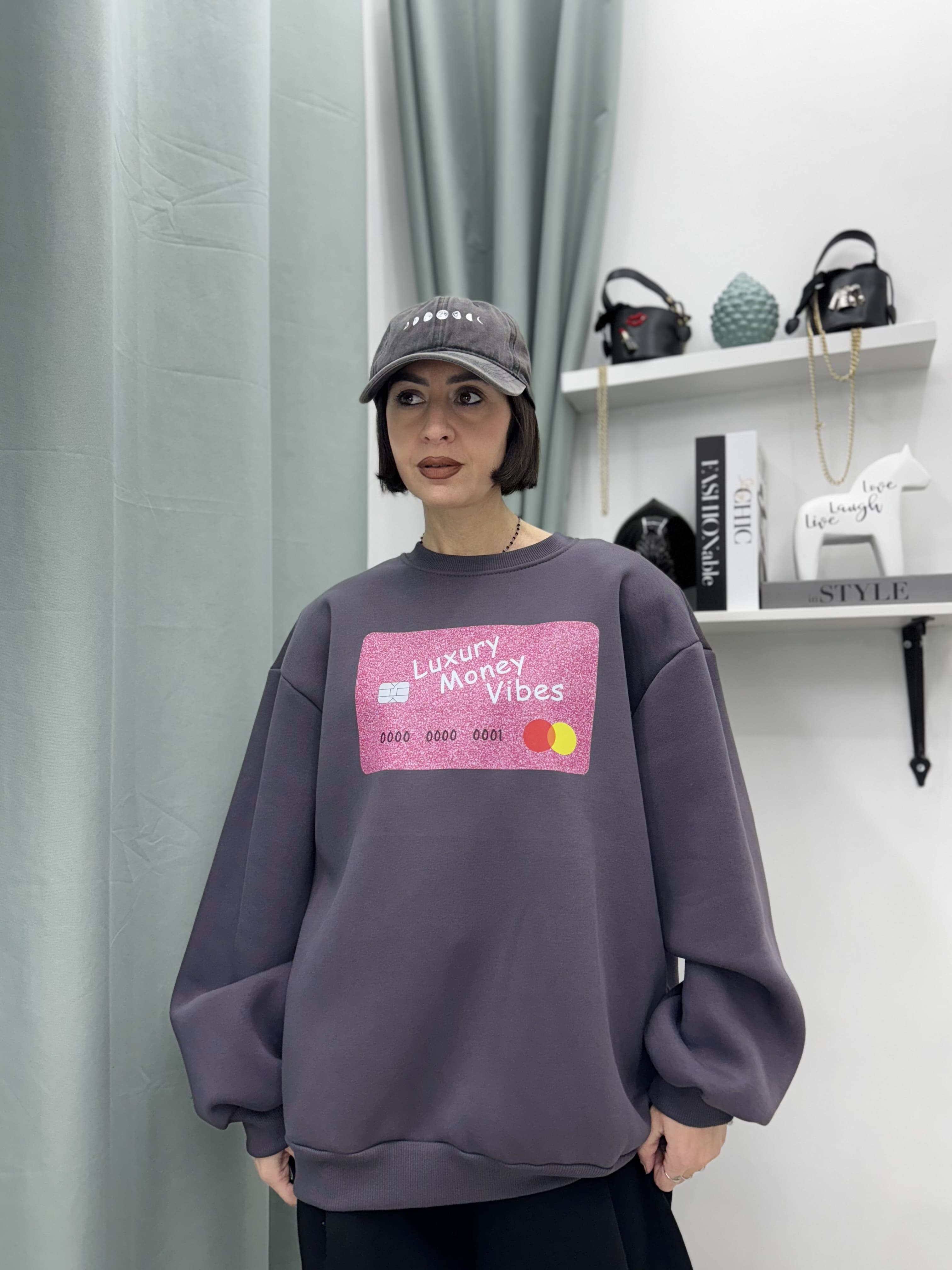 Felpa Oversize Just West con Stampa Credit Card, Spalline Imbottite e Interno Super Felpato – Taglia Unica XS-XL