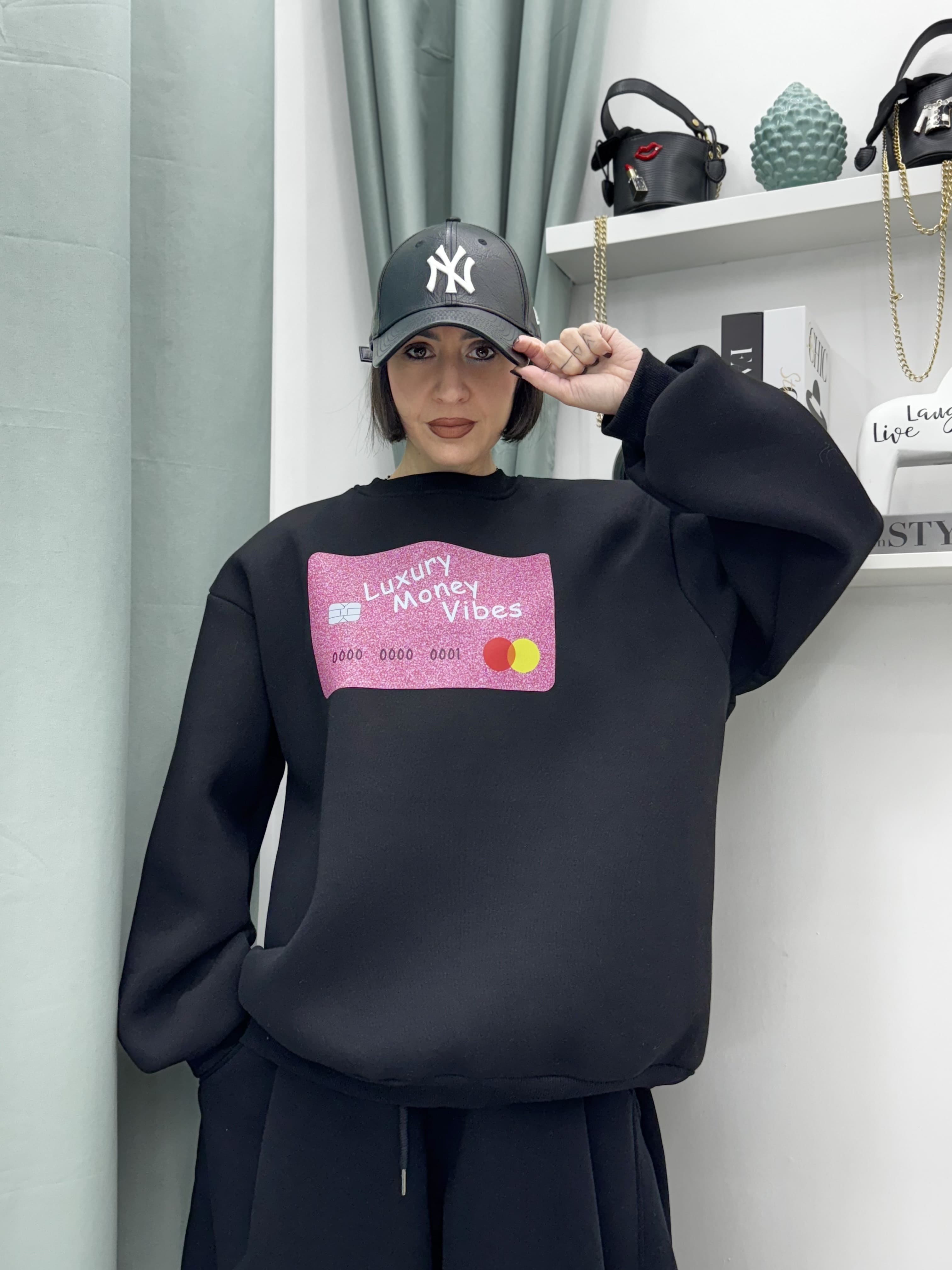 Felpa Oversize Just West con Stampa Credit Card, Spalline Imbottite e Interno Super Felpato – Taglia Unica XS-XL