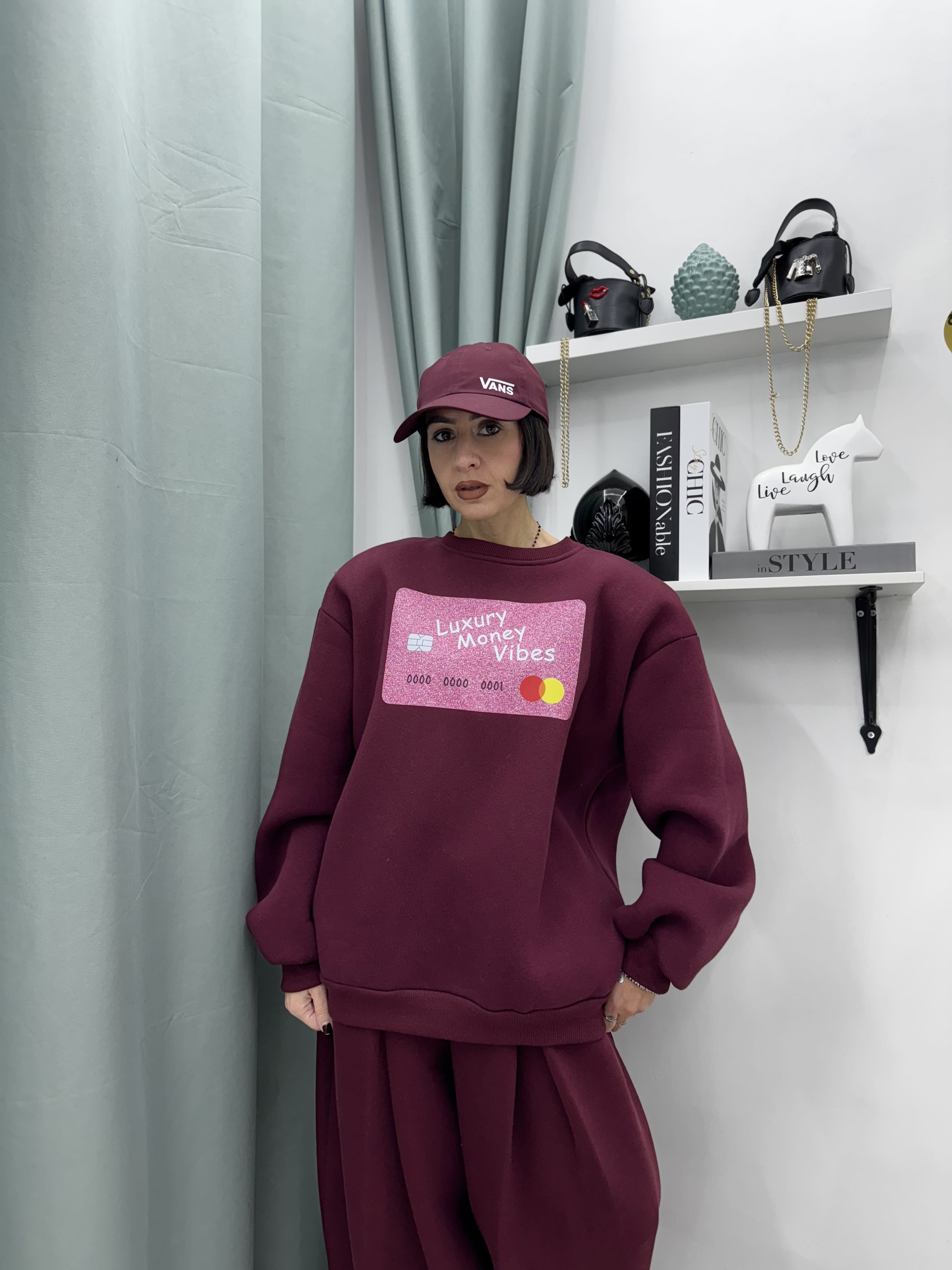 Felpa Oversize Just West con Stampa Credit Card, Spalline Imbottite e Interno Super Felpato – Taglia Unica XS-XL