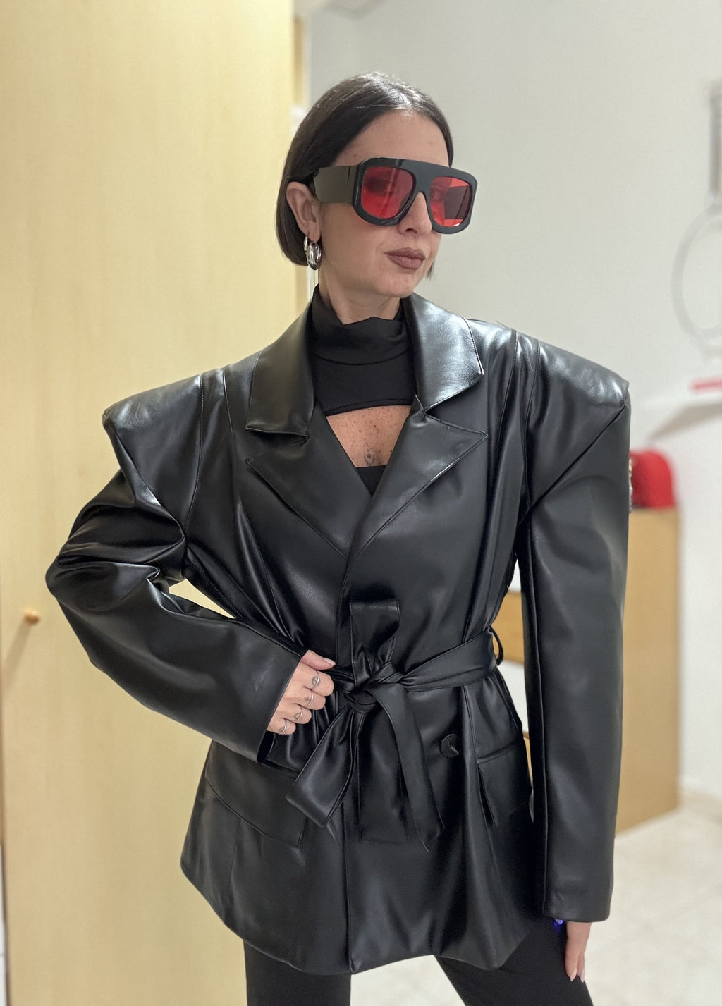 Giacca donna similpelle nera con spalline larghe e cintura – Doppio petto