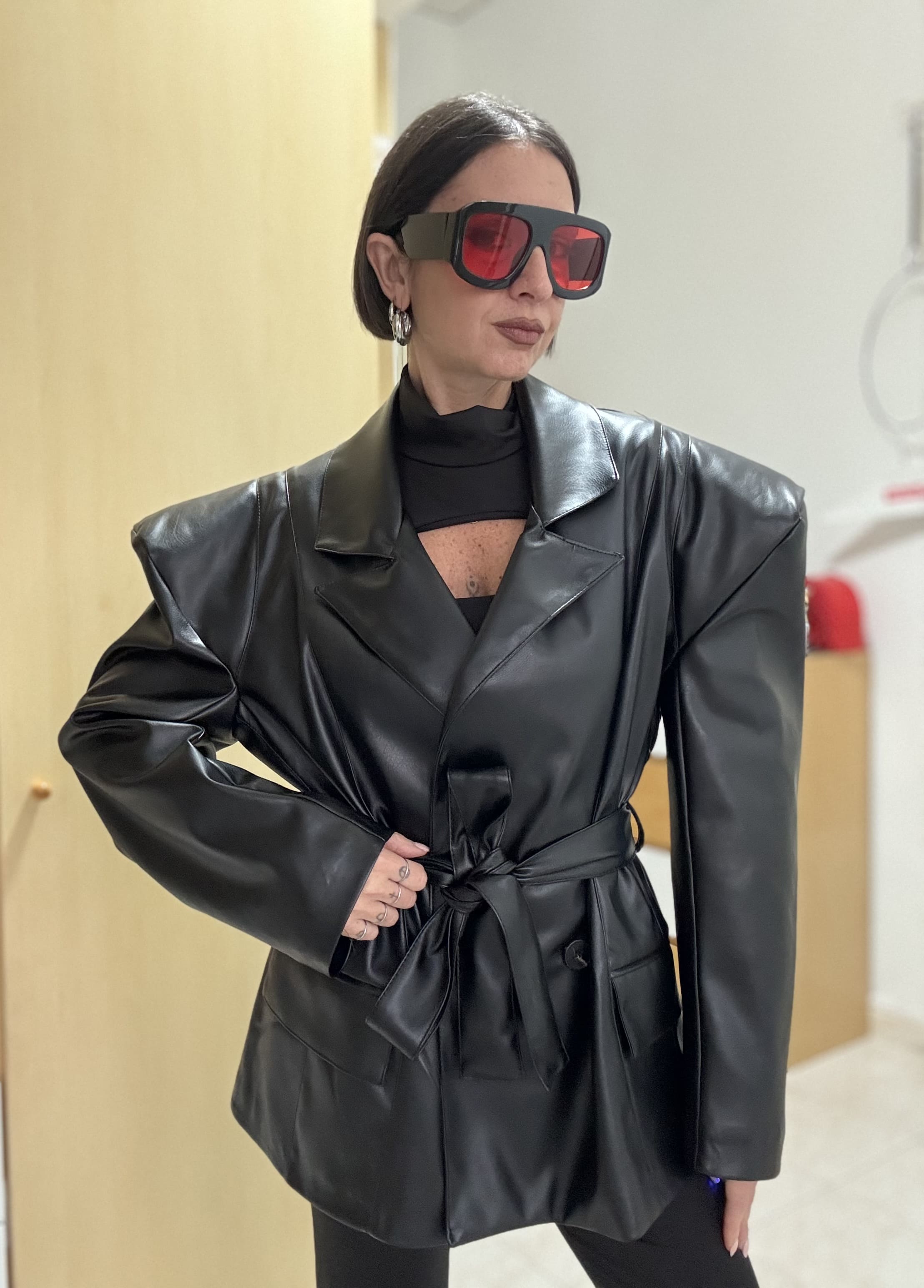 Giacca donna similpelle nera con spalline larghe e cintura – Doppio petto