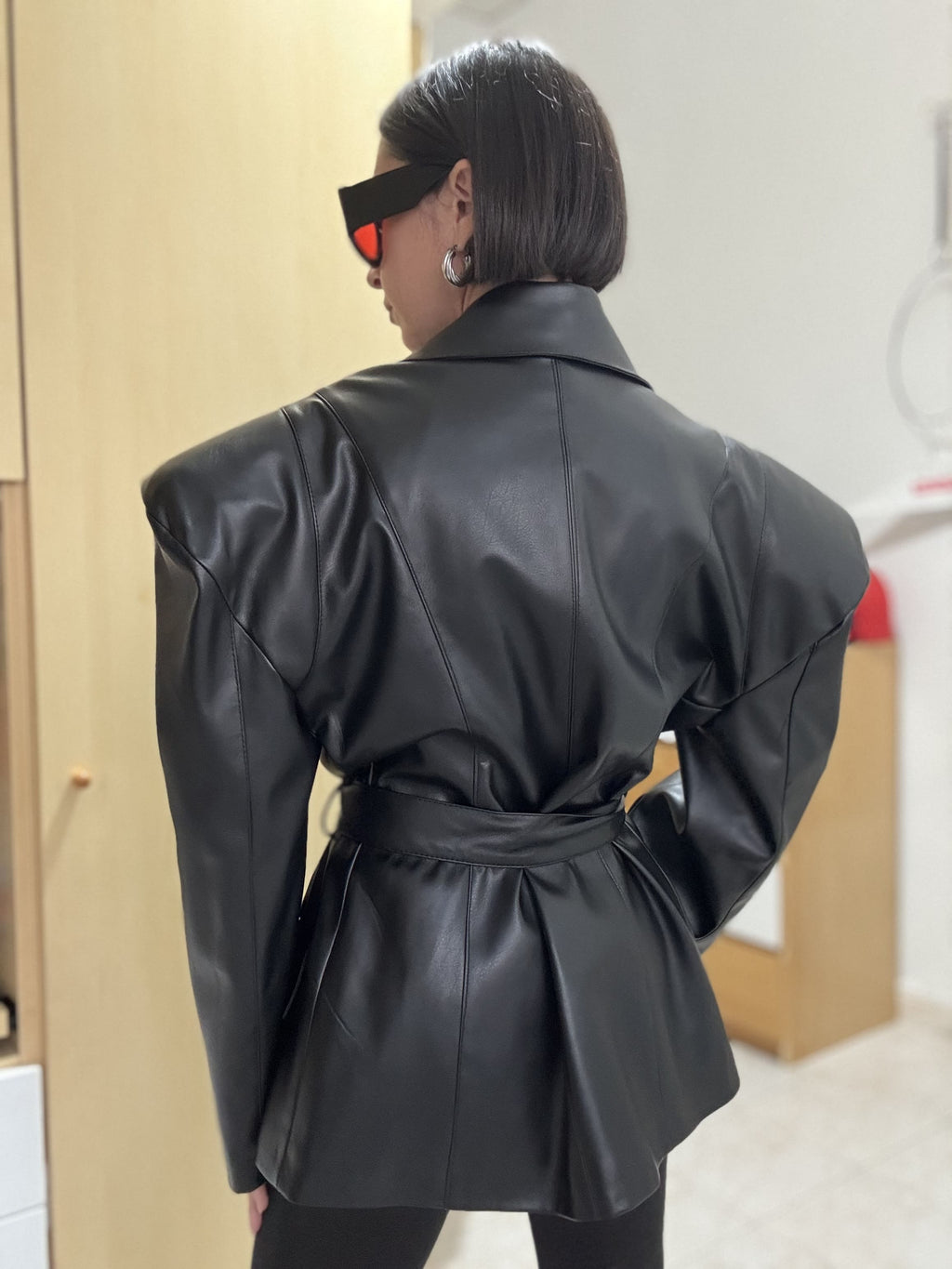 Giacca donna similpelle nera con spalline larghe e cintura – Doppio petto