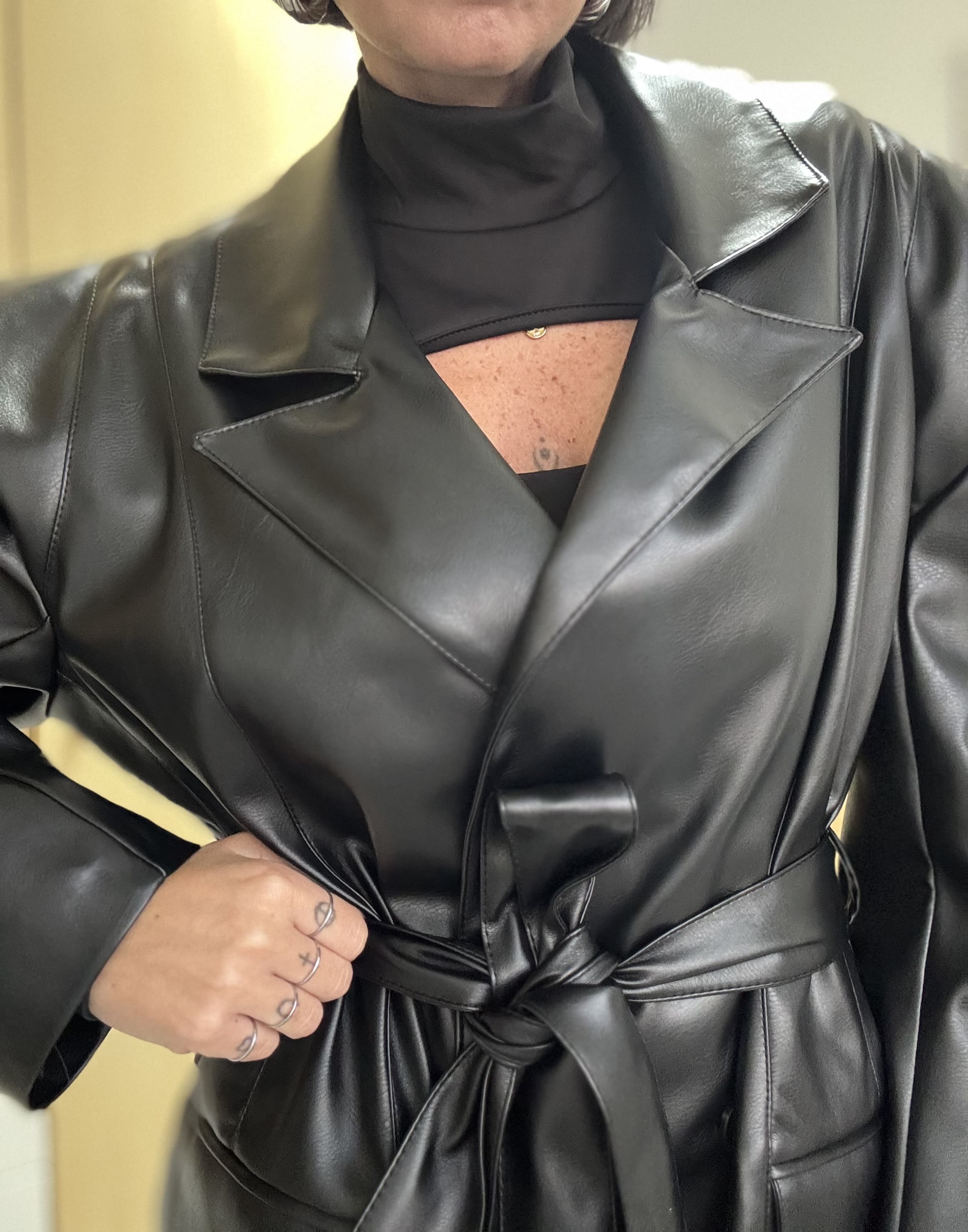 Giacca donna similpelle nera con spalline larghe e cintura – Doppio petto