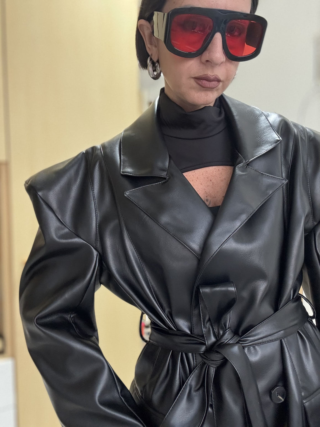 Giacca donna similpelle nera con spalline larghe e cintura – Doppio petto