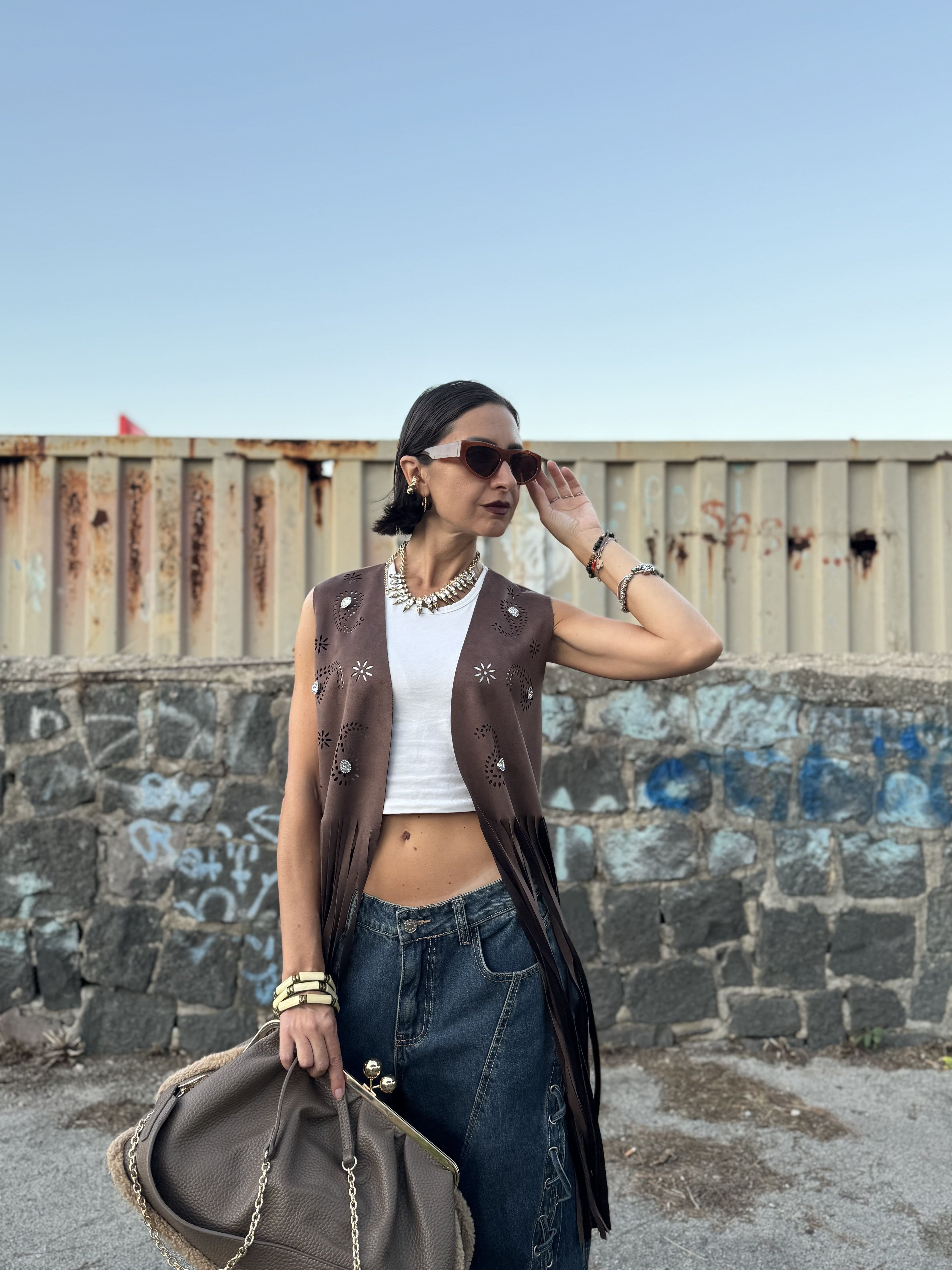 Gilet in Alcantara Marrone con Frange e Strass – Taglio Vivo, Vestibilità Fino alla 48