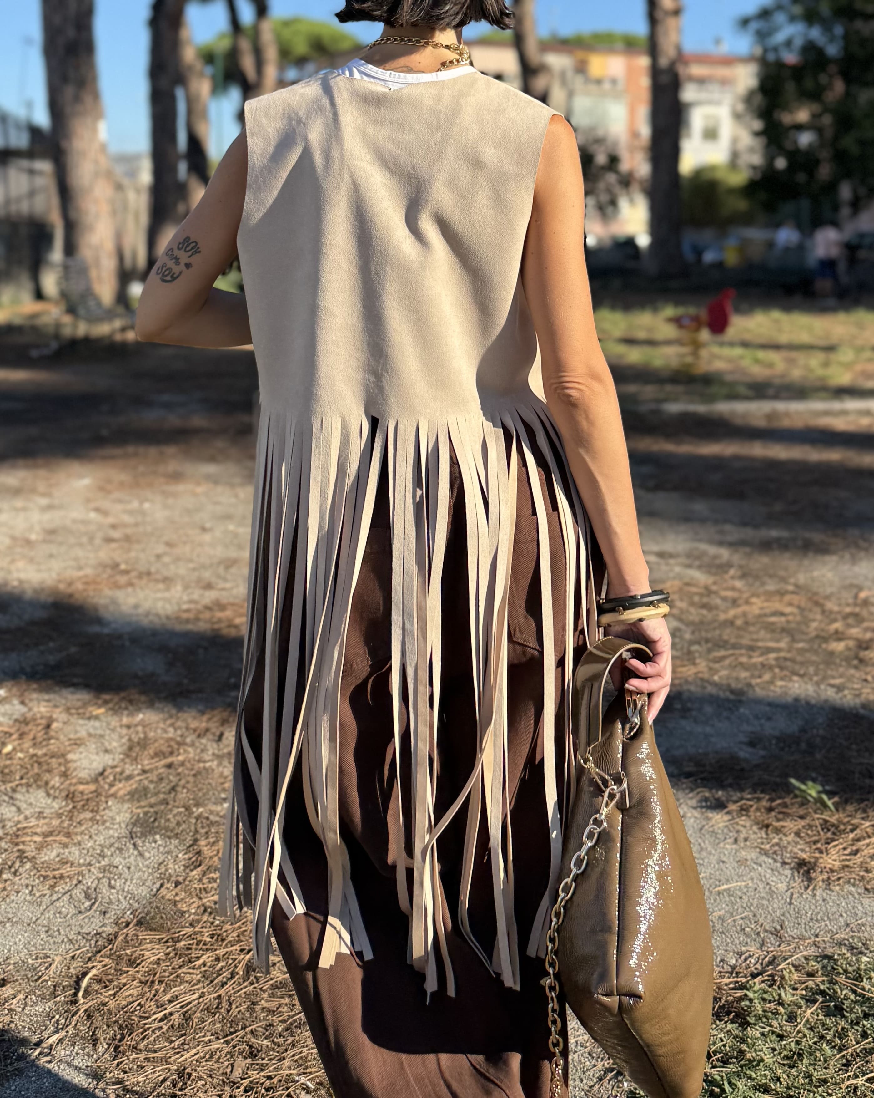 Gilet in Alcantara Beige con Frange e Strass – Stile Boho Elegante, Fino alla Taglia 48