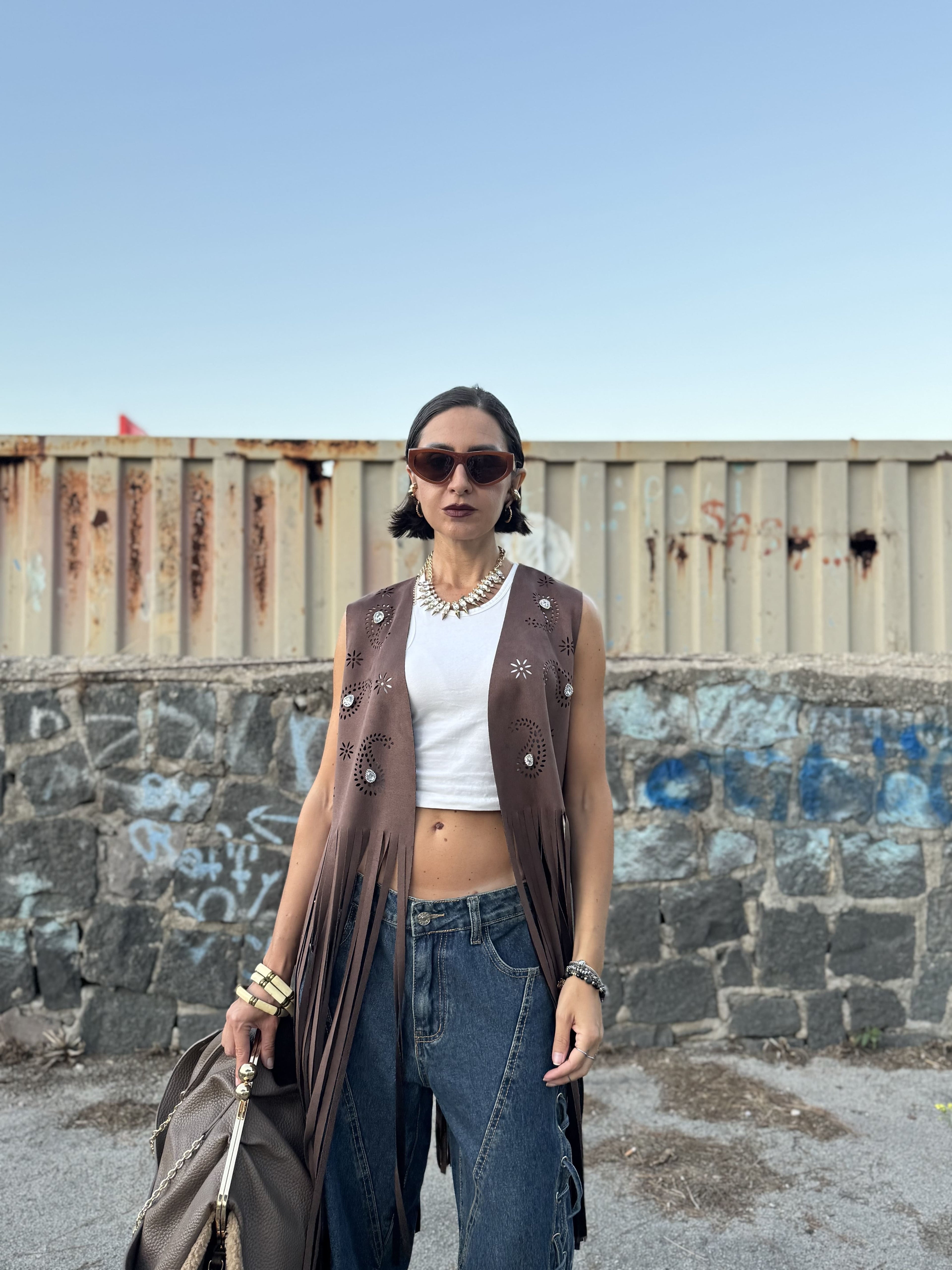 Gilet in Alcantara Marrone con Frange e Strass – Taglio Vivo, Vestibilità Fino alla 48