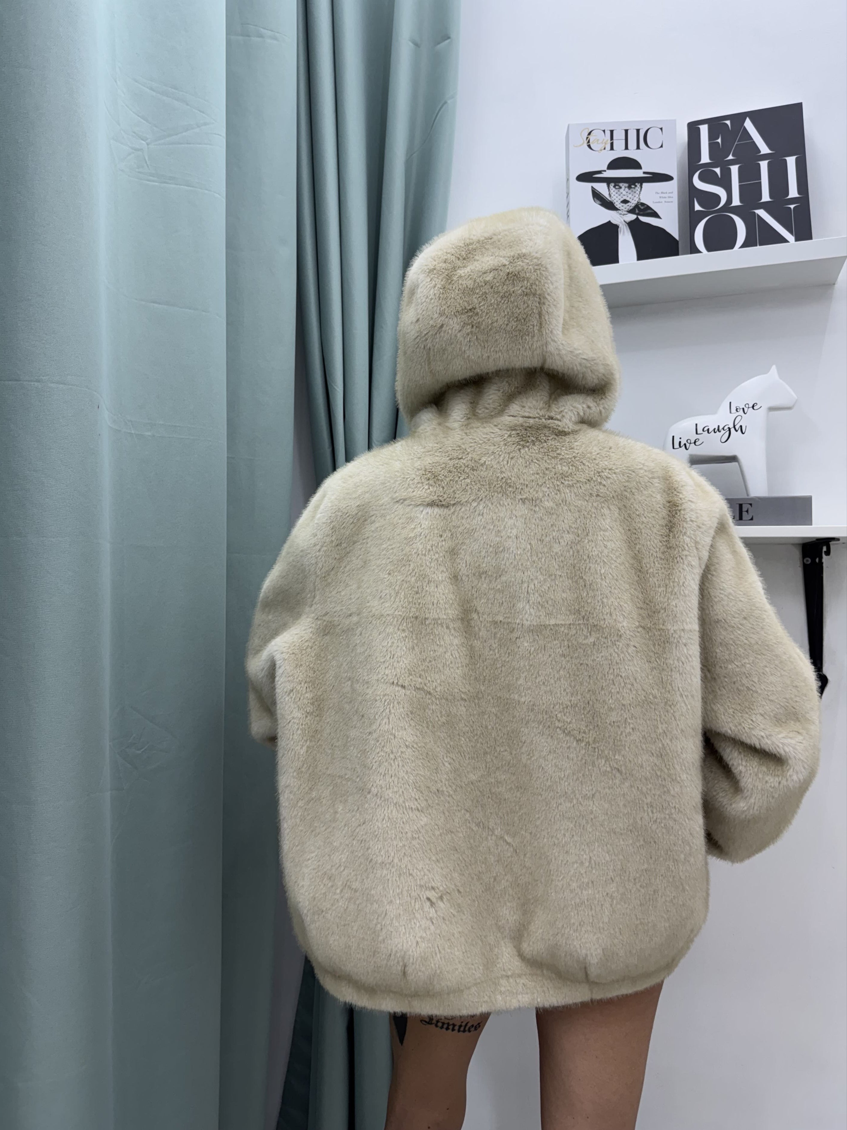 Giubbino in eco fur con cappuccio, interno in montone ecologico e bottoni a clip (Beige) – Taglia unica fino alla 48/50