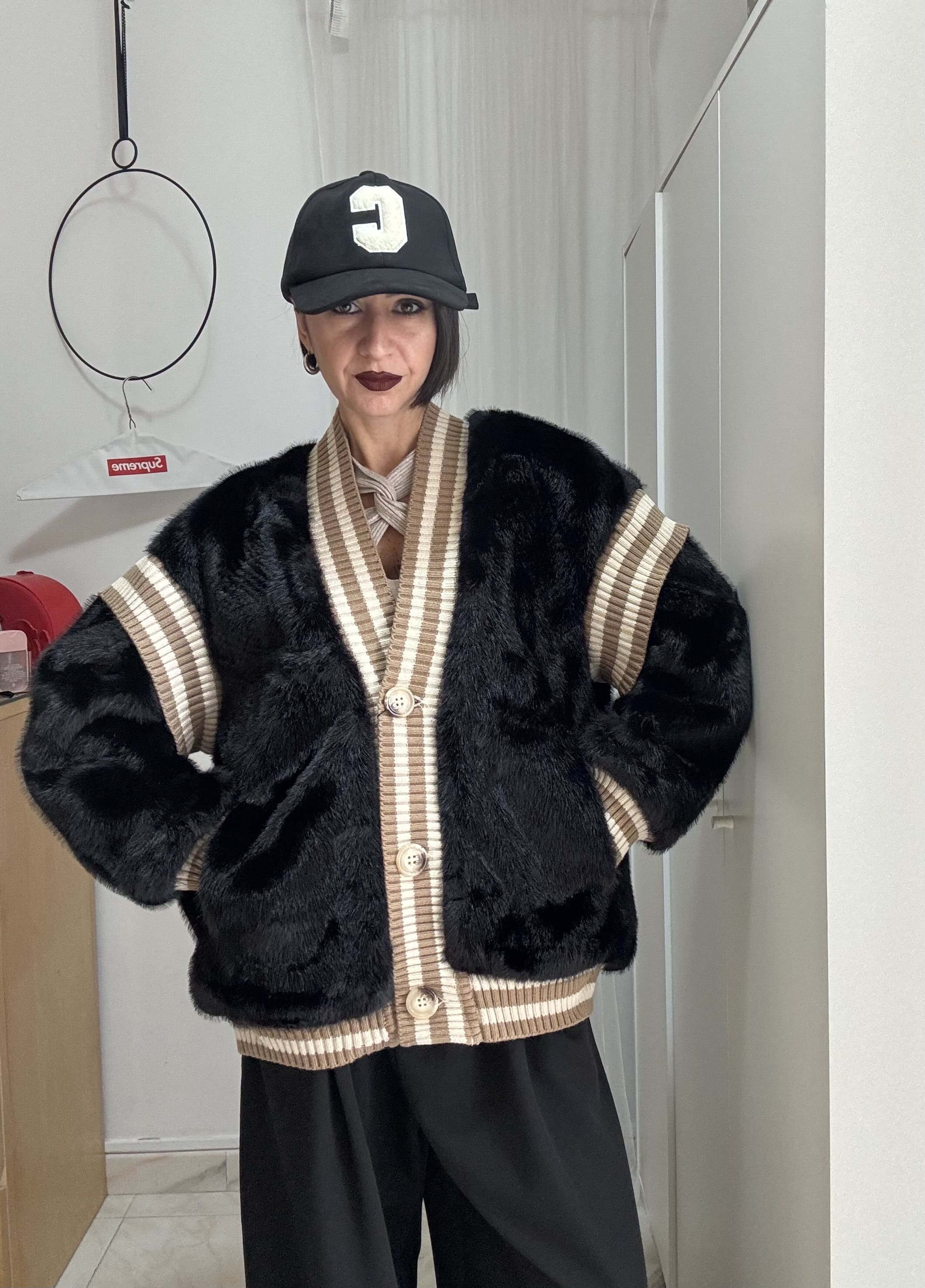 Berretto Unisex in Alcantara con Lettera C in Spugna – Regolabile, Colori Nero, Marrone e Beige