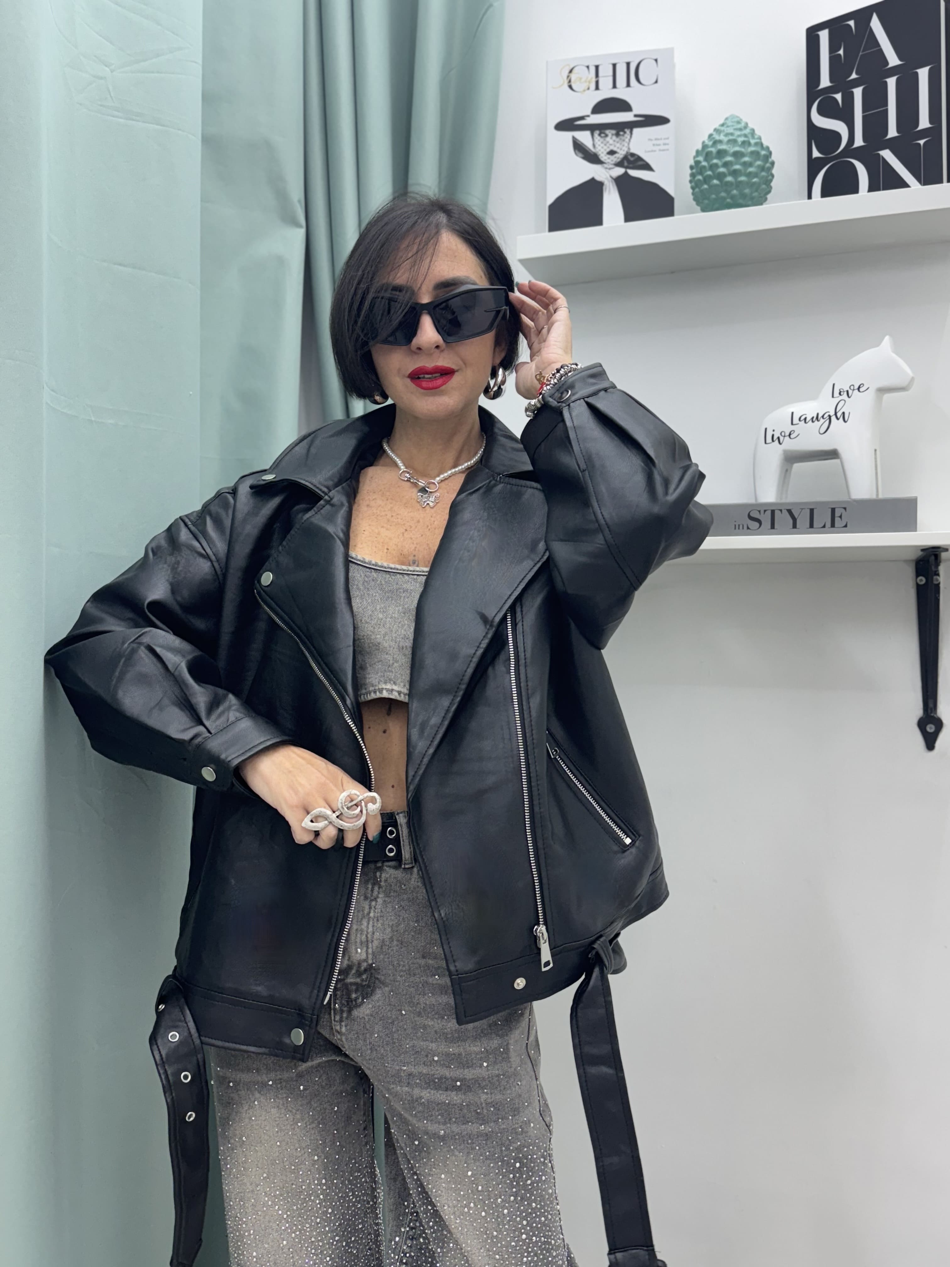 Giubbino chiodo in similpelle nero con cintura (taglia unica)