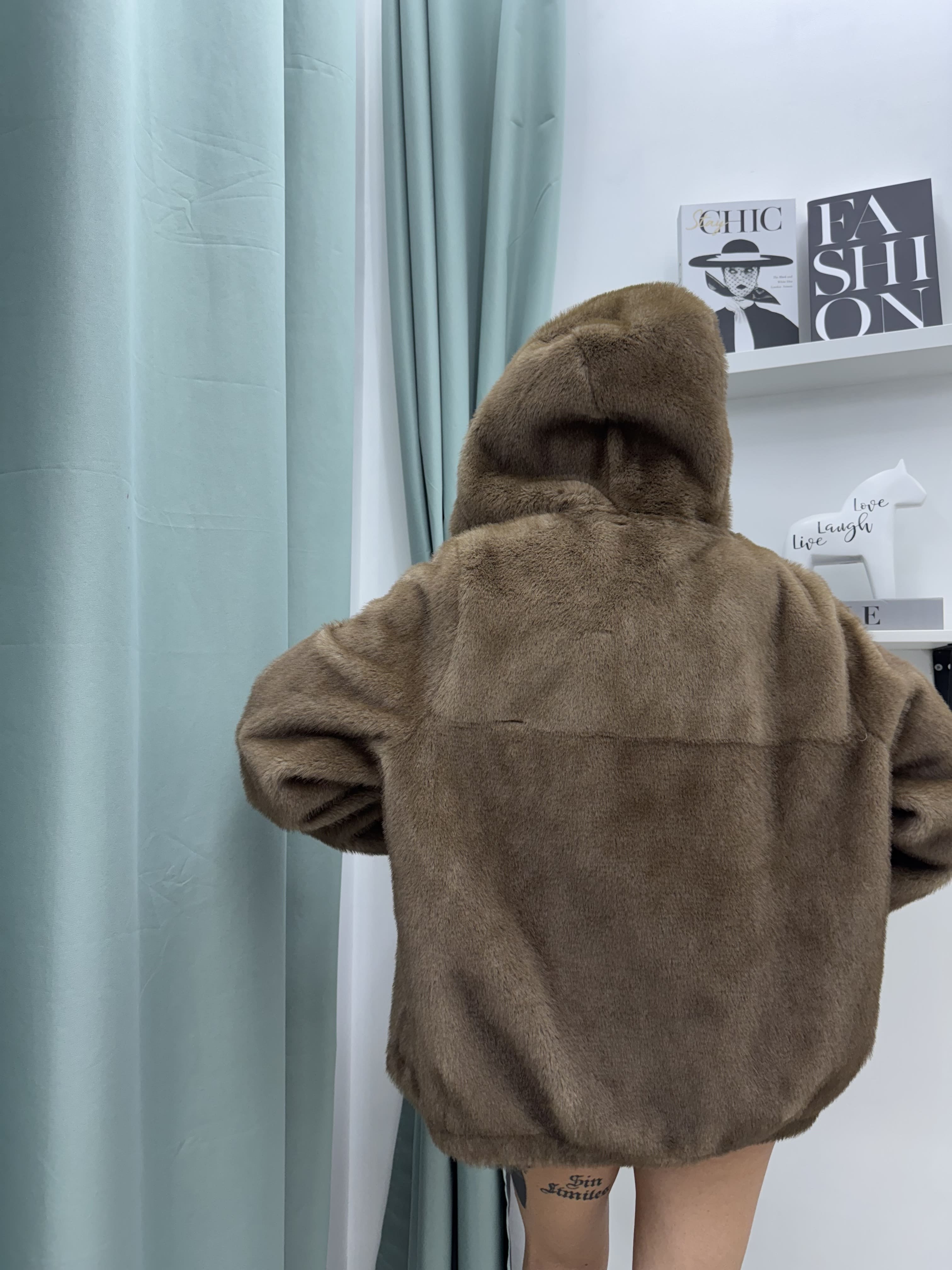 Giubbino in eco fur con cappuccio, interno in montone ecologico e bottoni a clip (Marrone) – Taglia unica fino alla 48/50