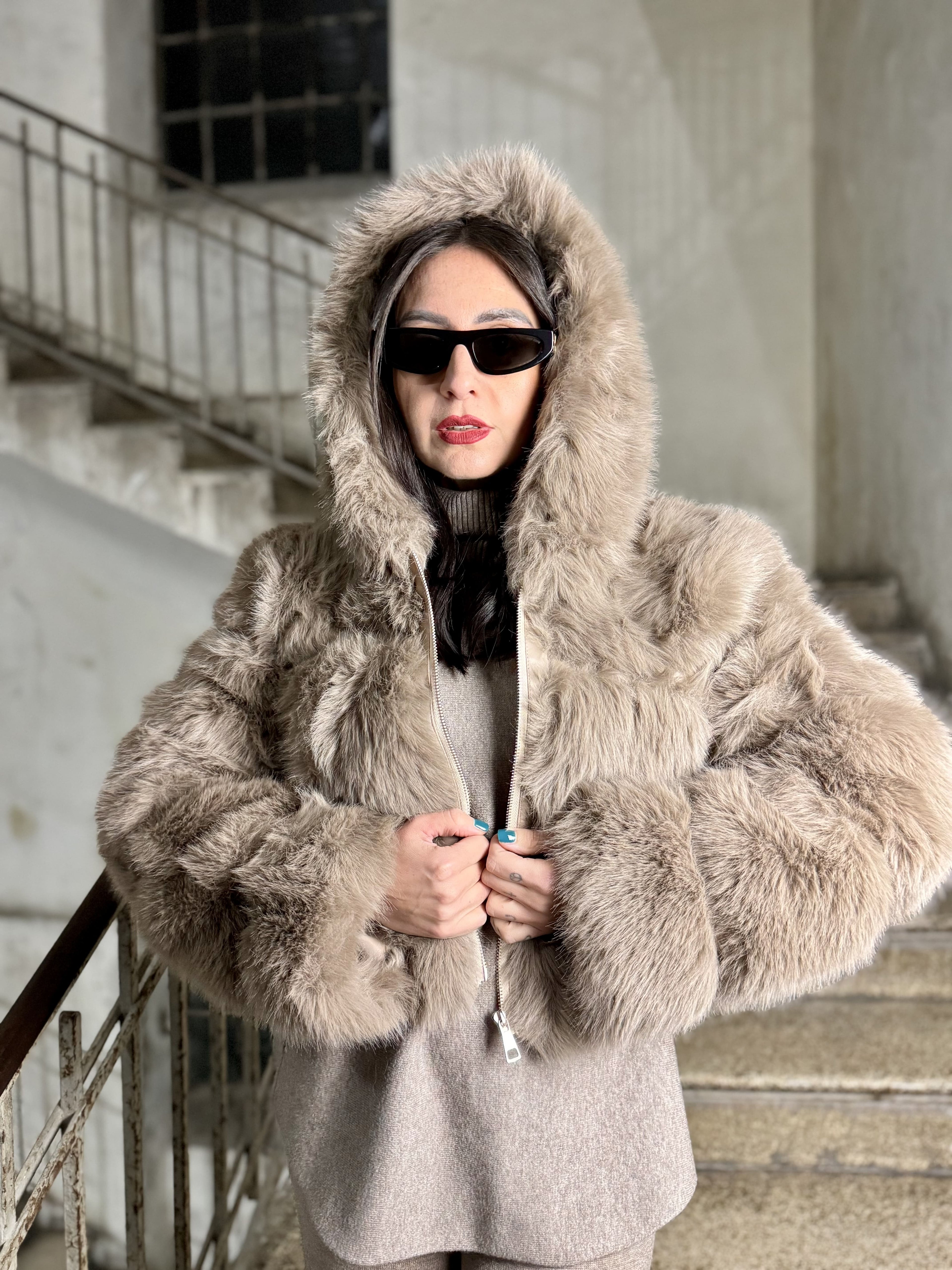 Giubbino in eco fur cropped con cappuccio