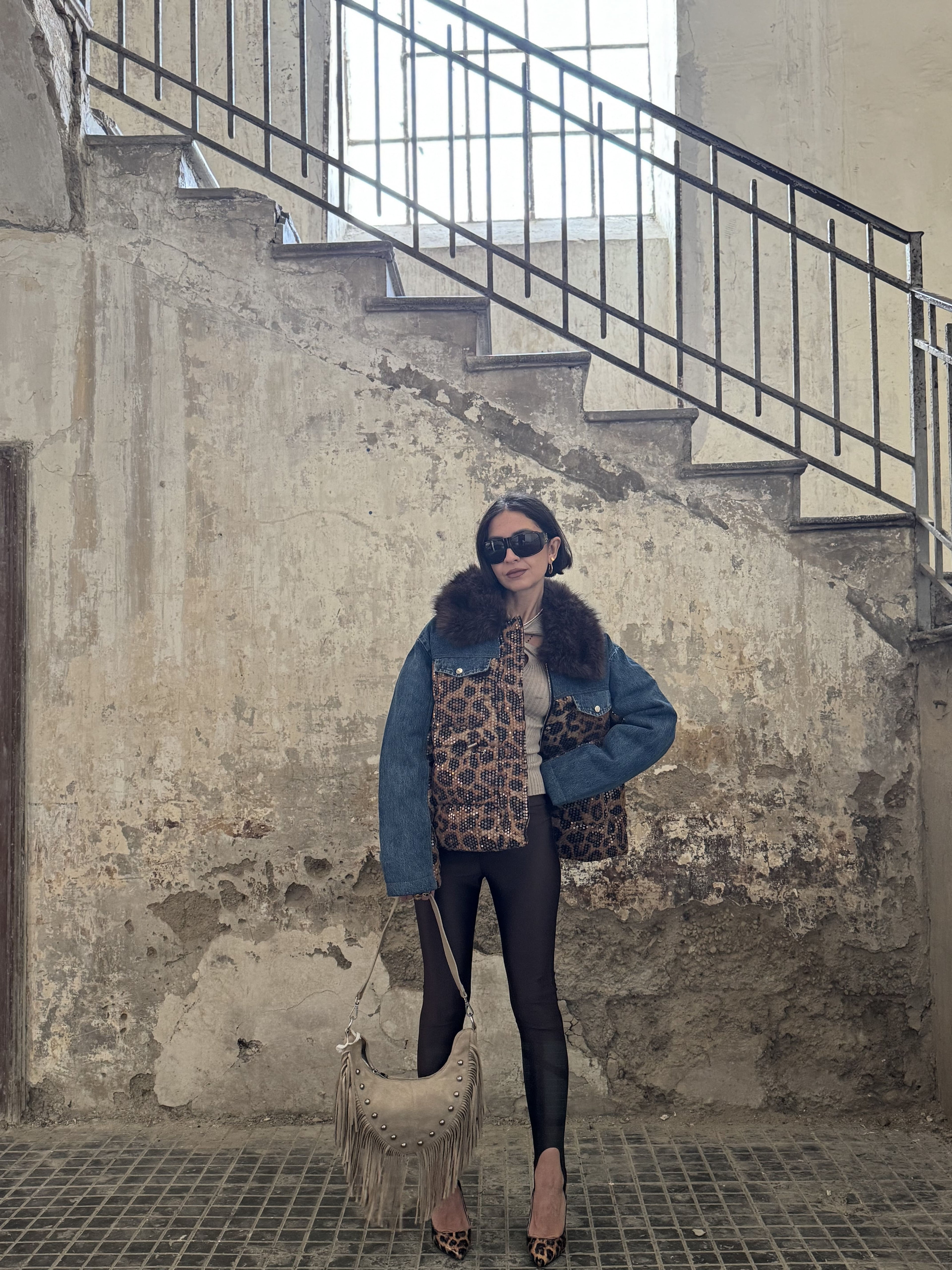 Giubbino Imbottito Donna in Denim con Inserti Maculati e Paillettes – Colletto in Ecofur | Taglia Unica XS–XL