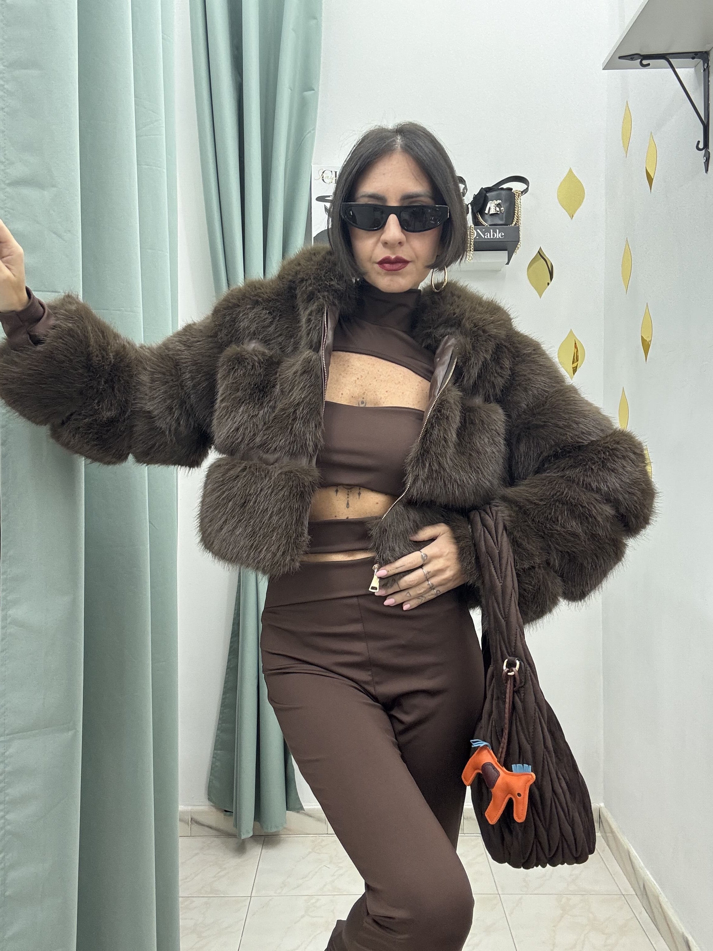 Ecofur cropped con cappuccio e dettagli in similpelle – Marrone, bianca o nera – Taglia unica fino a M