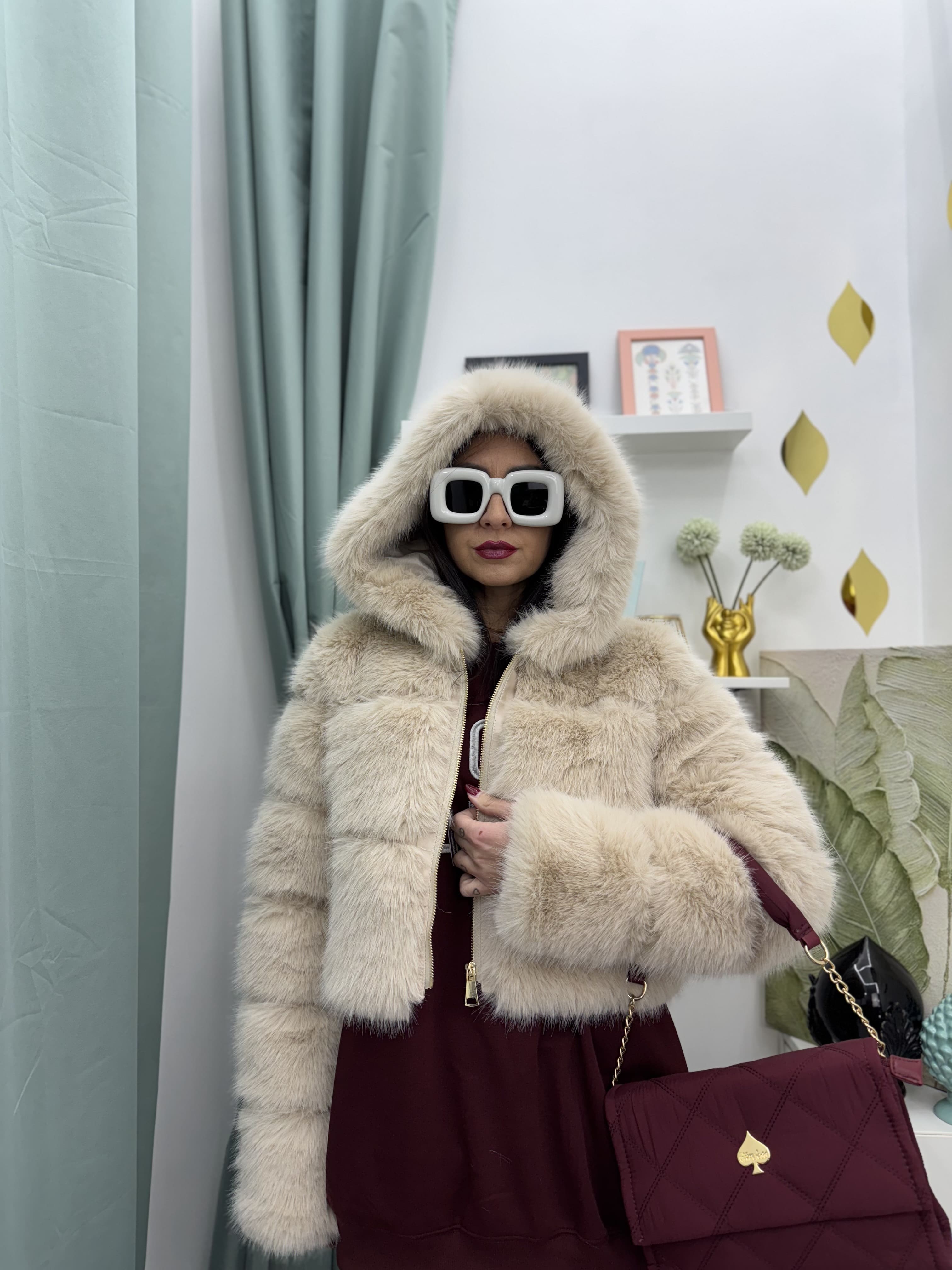 Giubbino in eco fur cropped con cappuccio