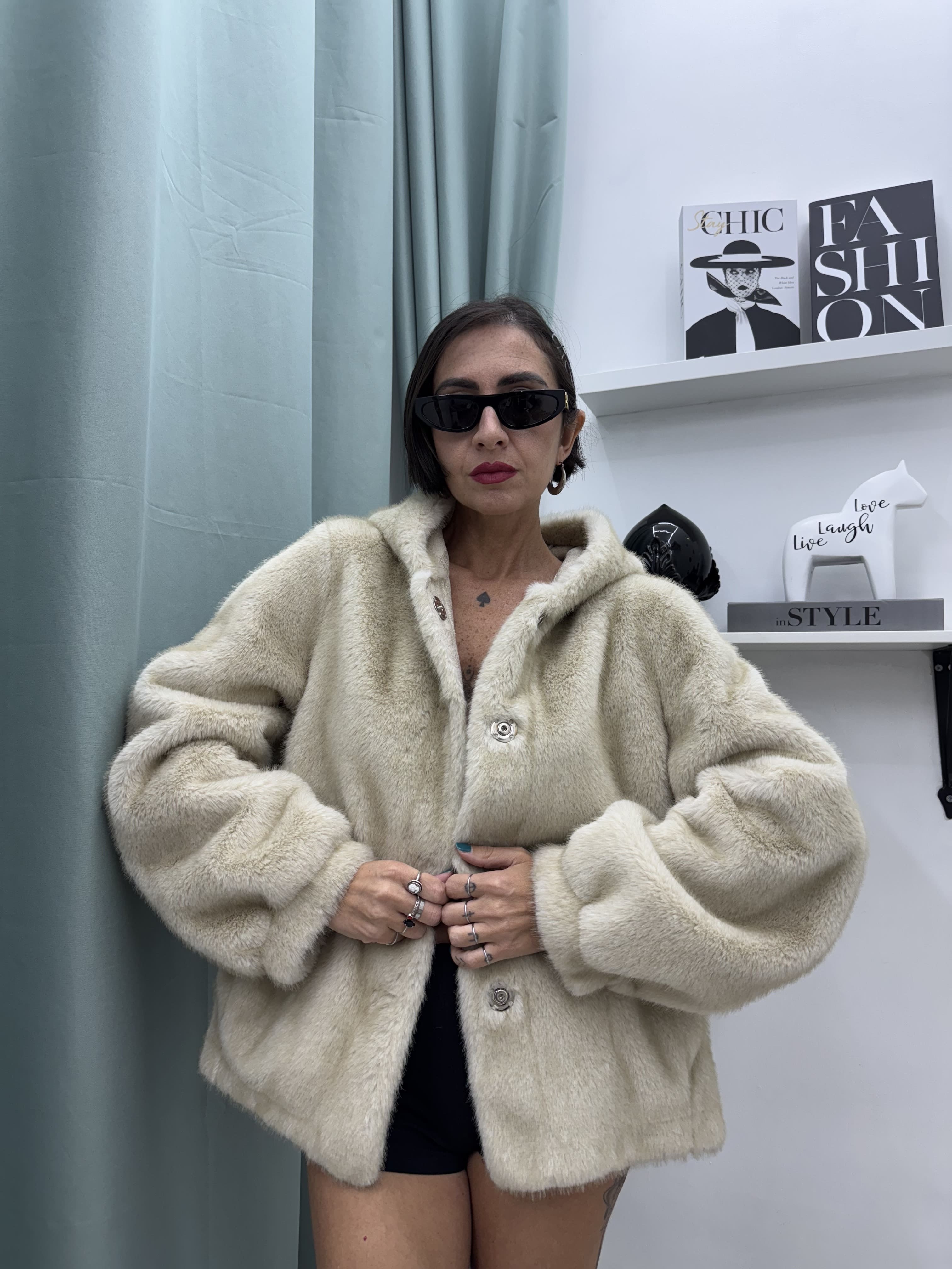 Giubbino in eco fur con cappuccio, interno in montone ecologico e bottoni a clip (Beige) – Taglia unica fino alla 48/50