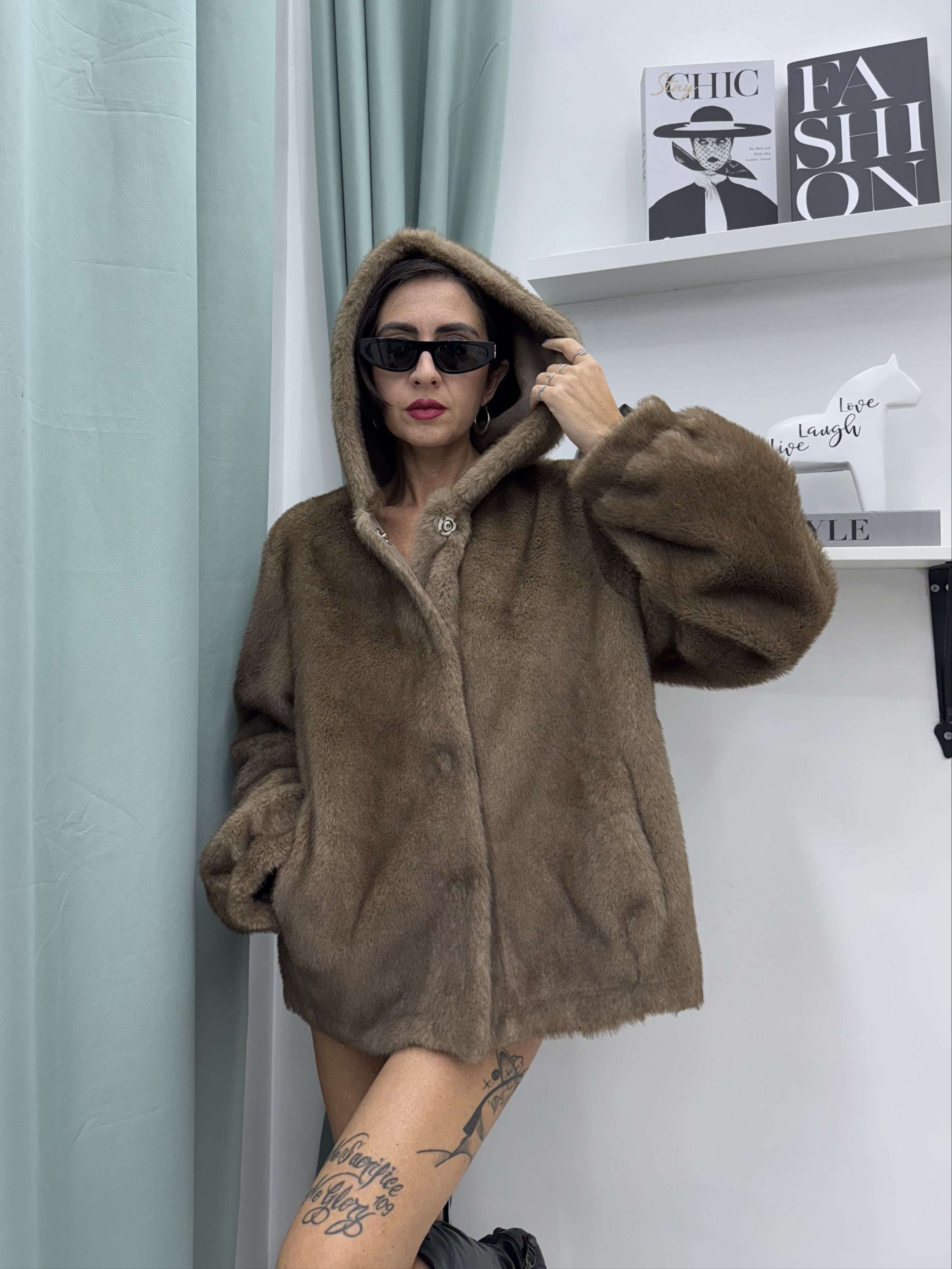 Giubbino in eco fur con cappuccio, interno in montone ecologico e bottoni a clip (Marrone) – Taglia unica fino alla 48/50