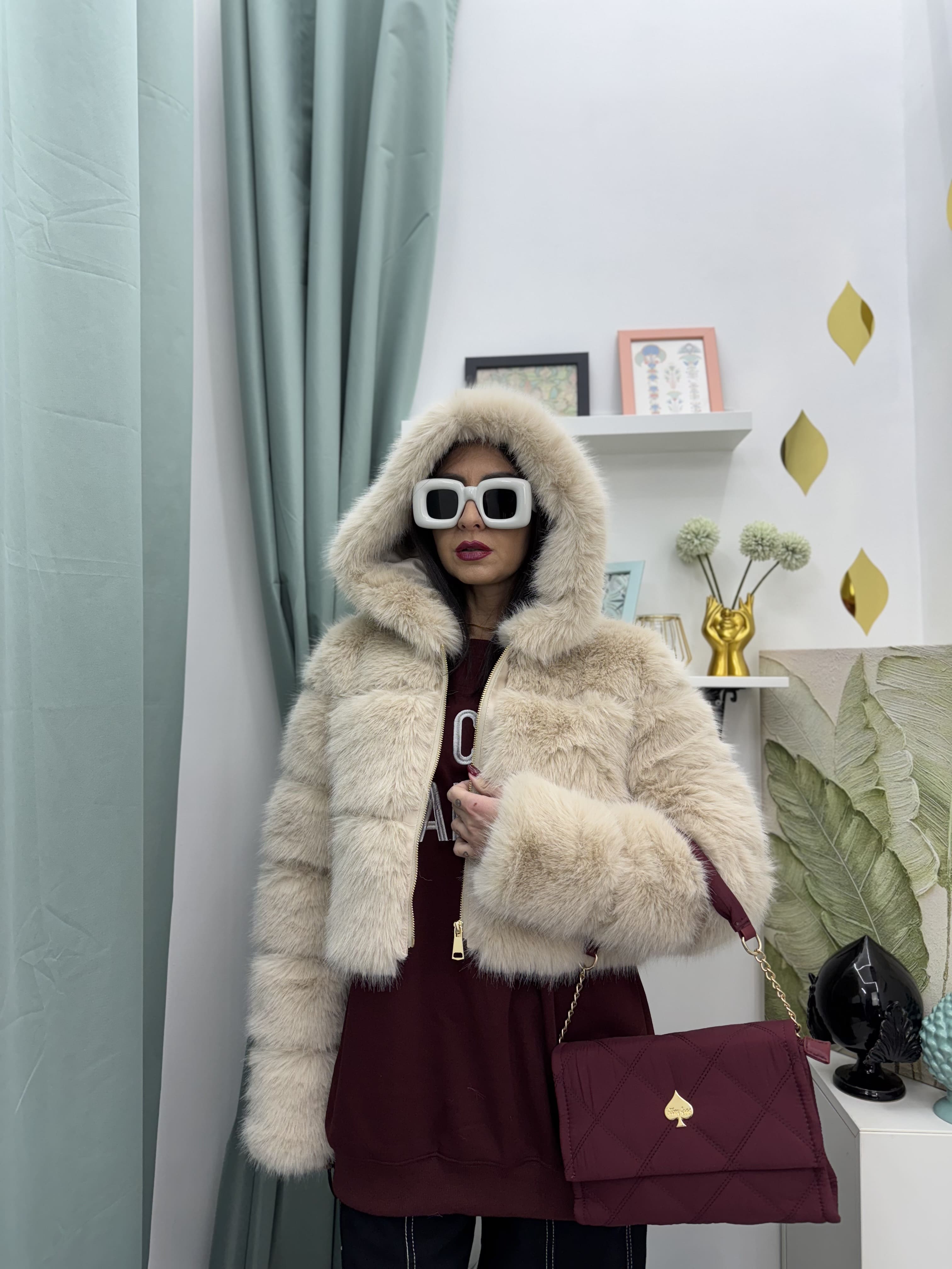 Giubbino in eco fur cropped con cappuccio