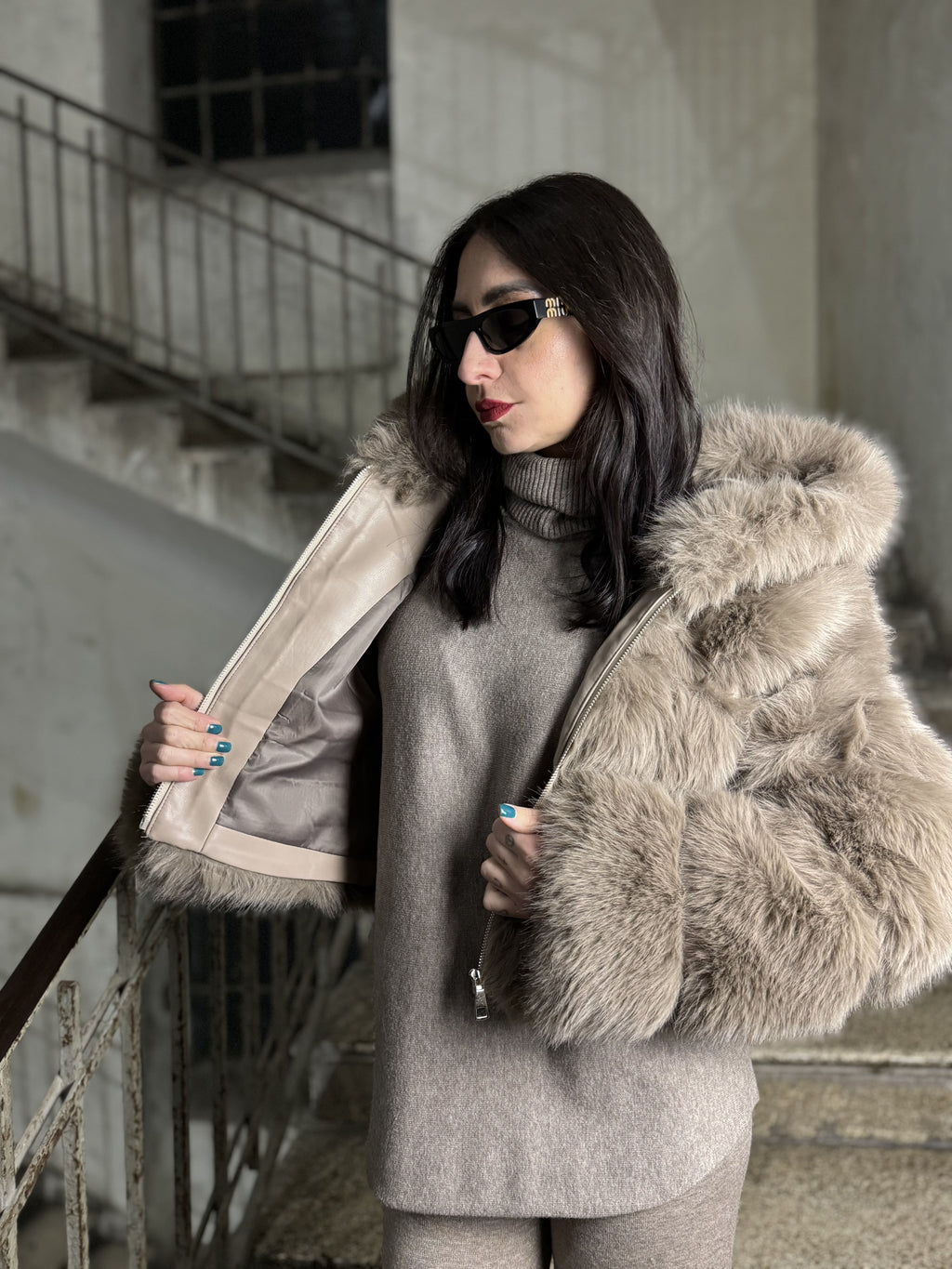 Giubbino in eco fur cropped con cappuccio