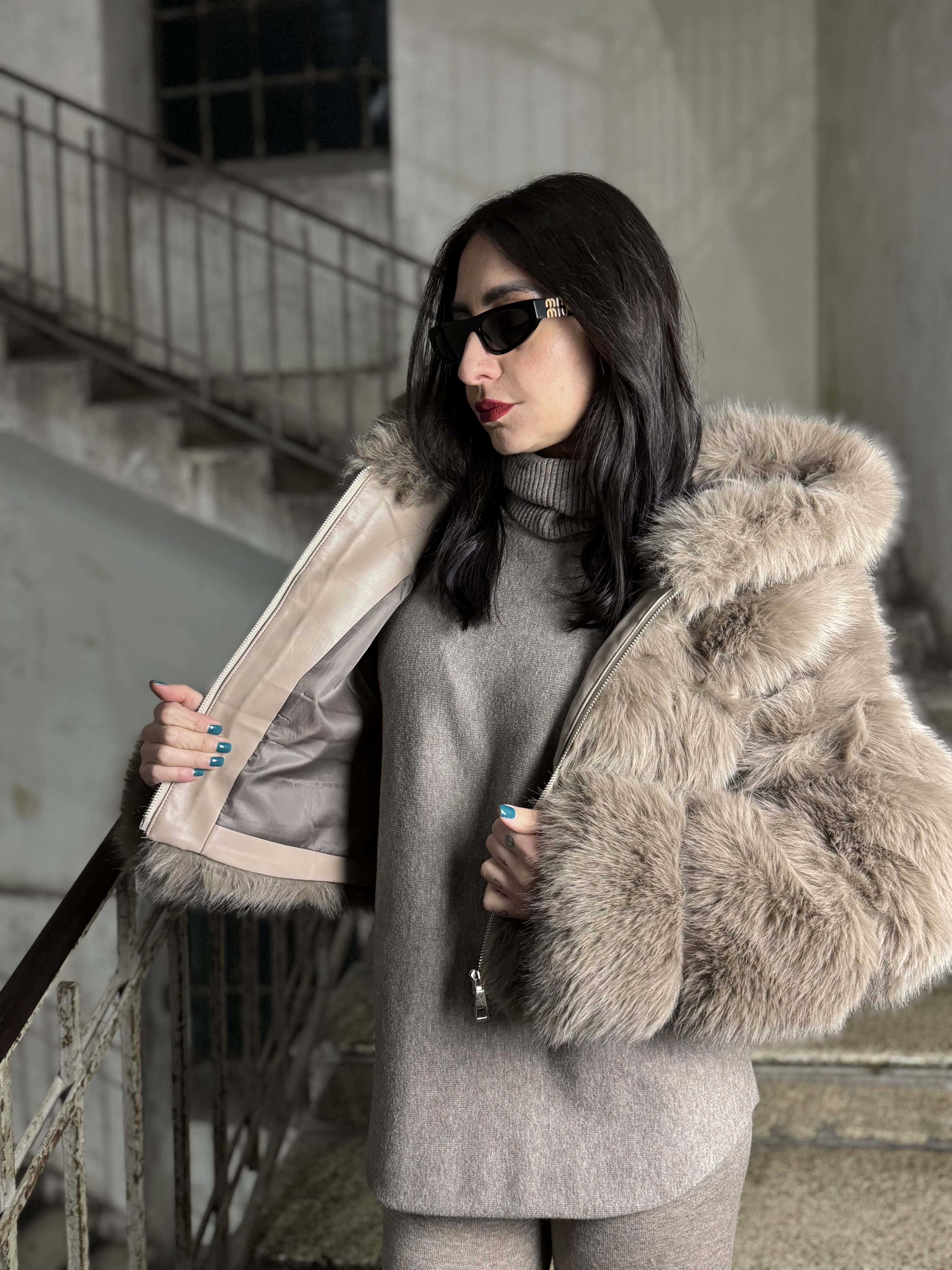 Giubbino in eco fur cropped con cappuccio