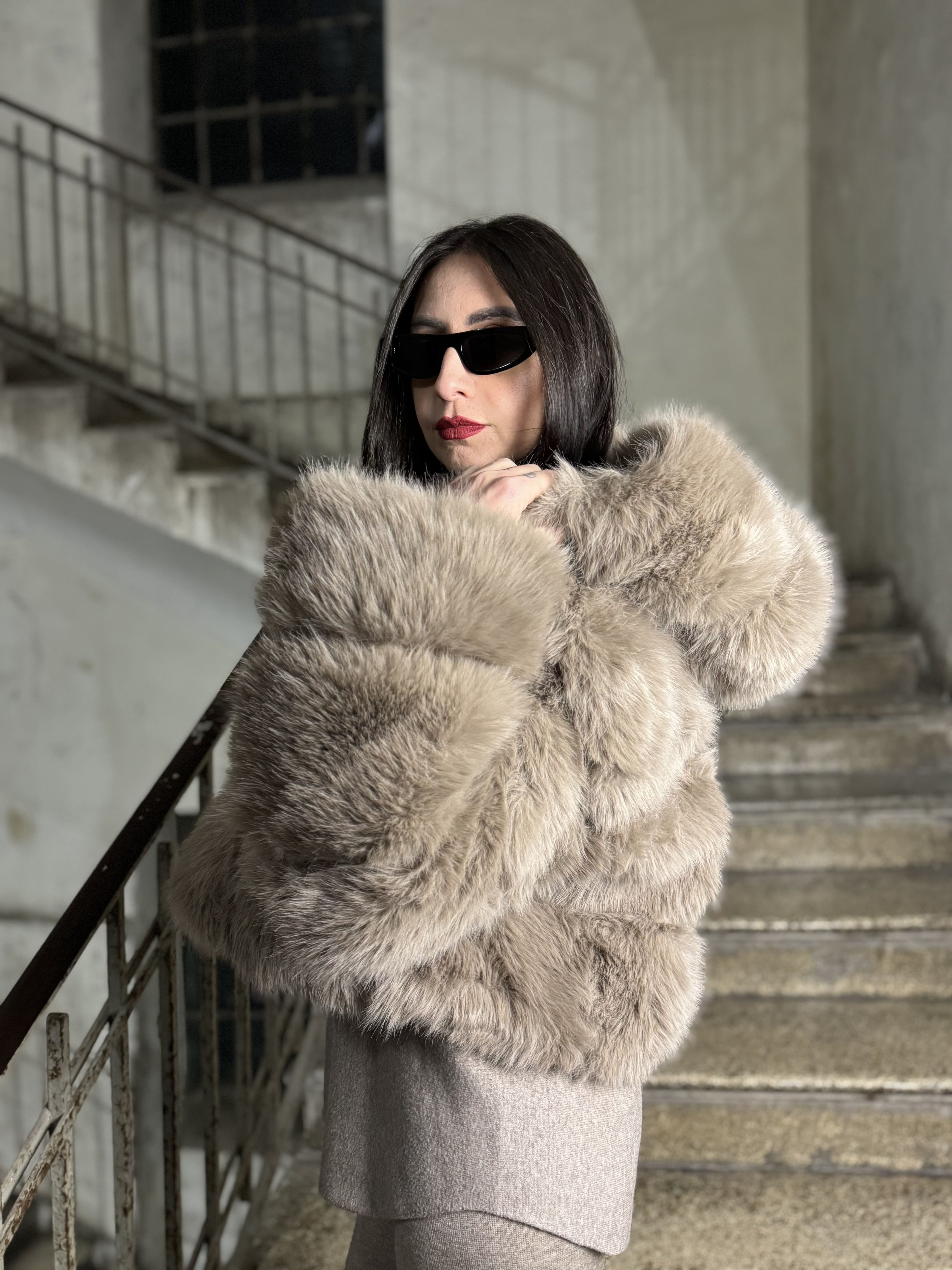 Giubbino in eco fur cropped con cappuccio
