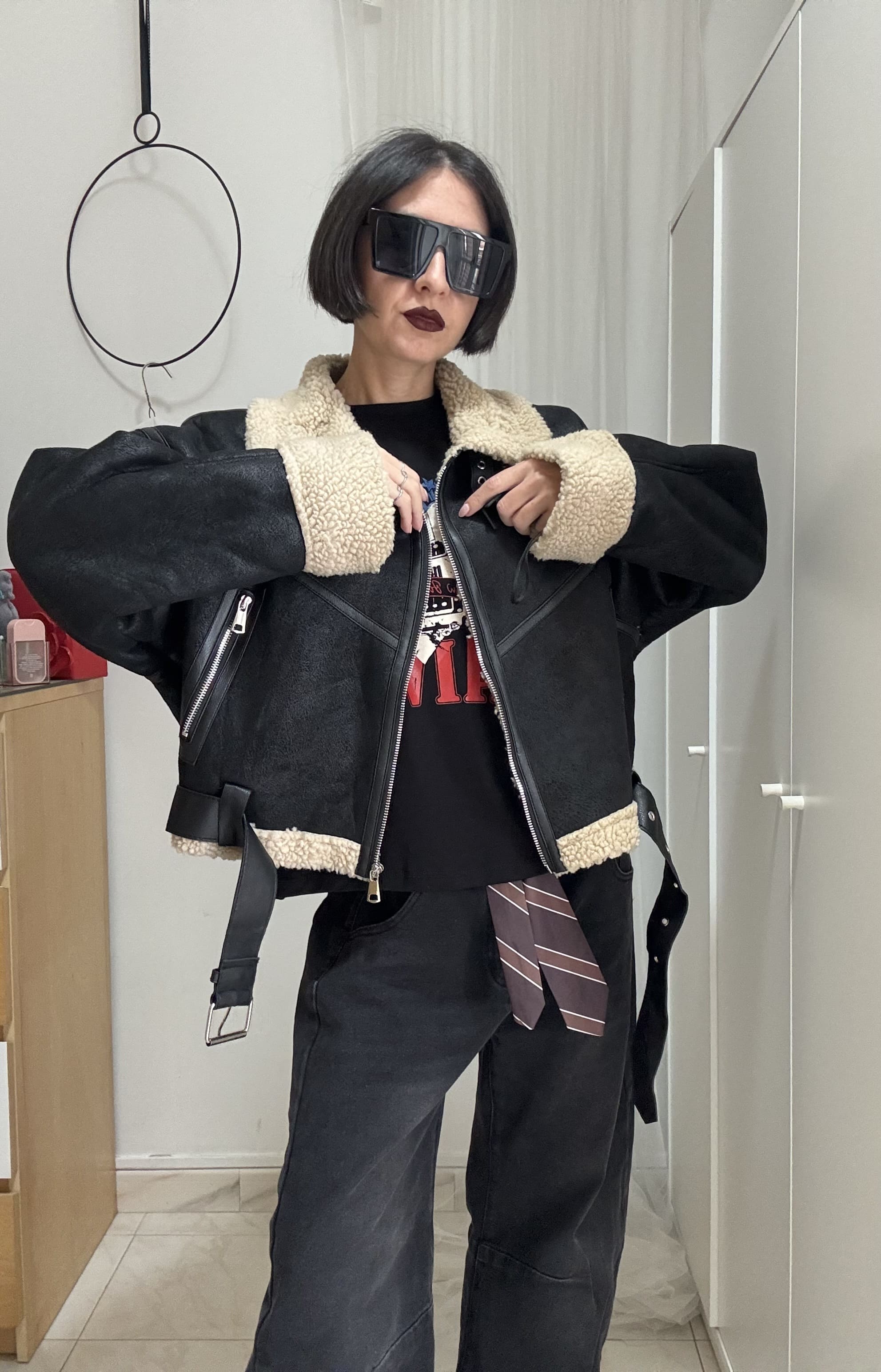 Giubbino in montone ecologico con pelliccia interna – Dettagli in similpelle e cintura – Taglia unica fino a XL