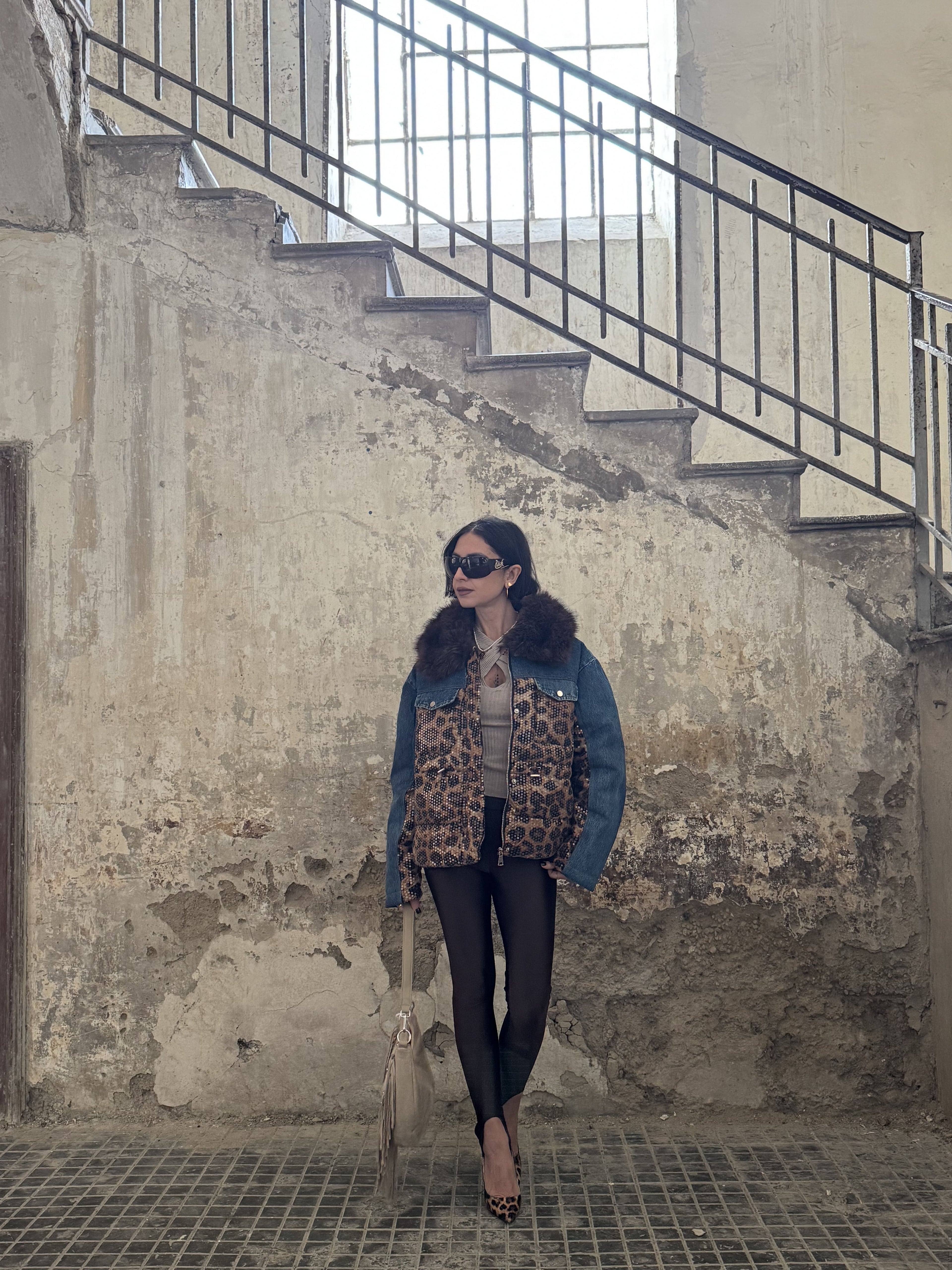 Giubbino Imbottito Donna in Denim con Inserti Maculati e Paillettes – Colletto in Ecofur | Taglia Unica XS–XL